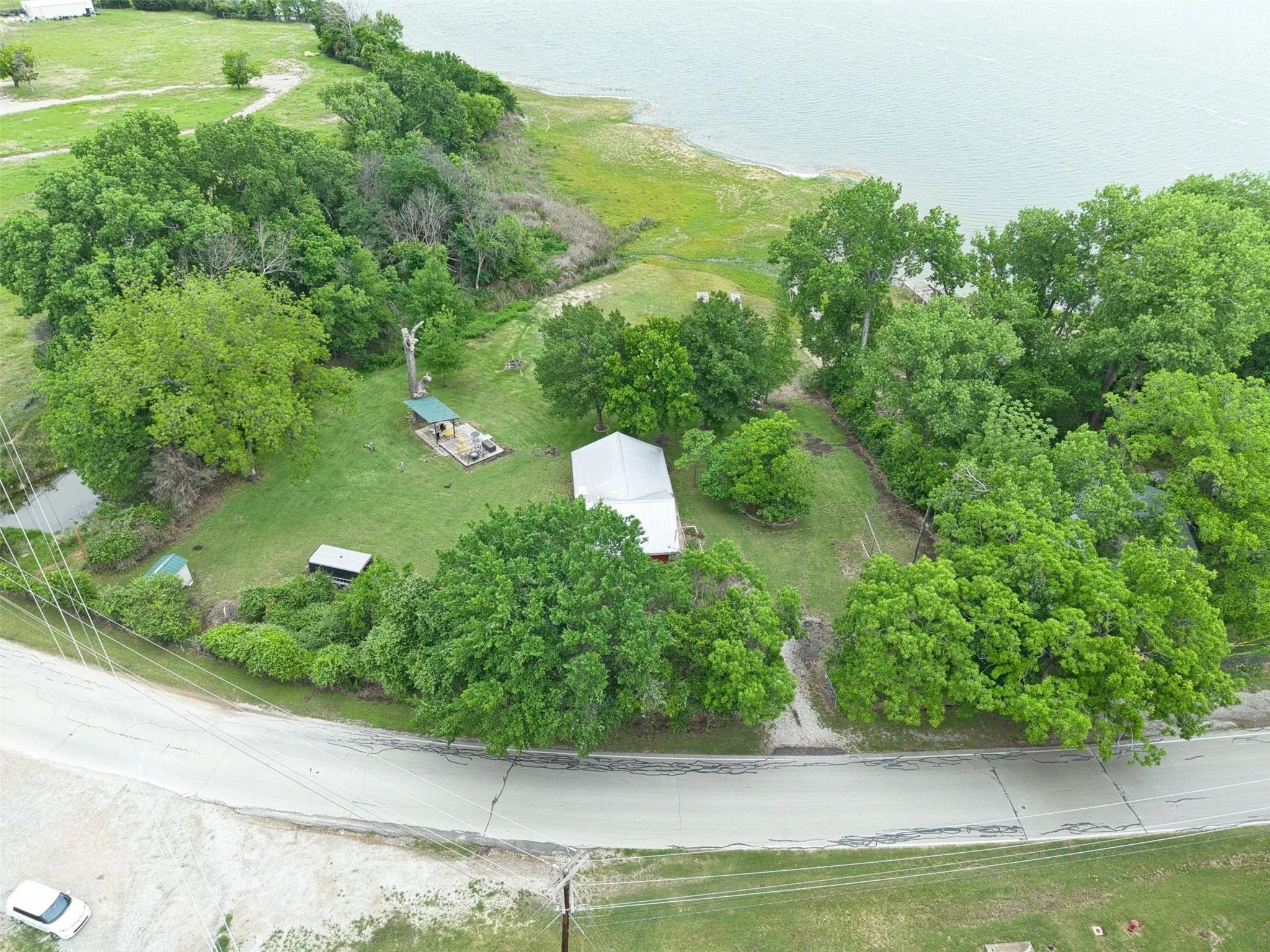 Single Family Residence For Sale in Parker County , 542 W Lake Drive, Weatherford, Texas 76087, 1 Bedroom, 1 Bathroom, Garage spaces, 600 Sqft, built in 1977, Price $295,000, mls#21256287, Real Estate Agent in Weatherford, Homes For Sale in Parker county, Homes For Sale in Weatherford, Realtor in Weatherford Texas, Real Estate Brokerage Independent Realty Texas, Luminita Cordes Realtor