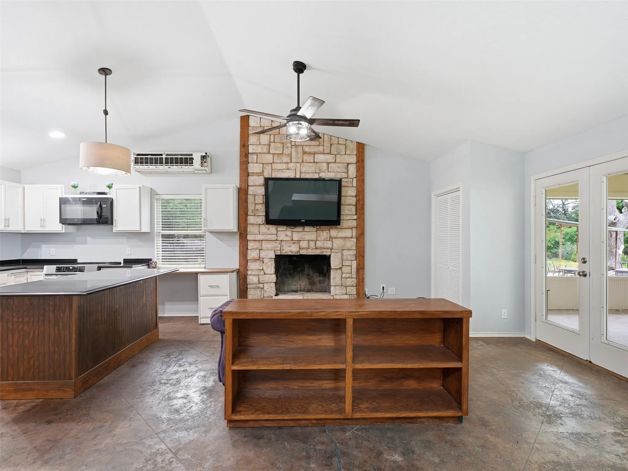 Single Family Residence For Sale in Parker County , 542 W Lake Drive, Weatherford, Texas 76087, 1 Bedroom, 1 Bathroom, Garage spaces, 600 Sqft, built in 1977, Price $295,000, mls#21256287, Real Estate Agent in Weatherford, Homes For Sale in Parker county, Homes For Sale in Weatherford, Realtor in Weatherford Texas, Real Estate Brokerage Independent Realty Texas, Luminita Cordes Realtor
