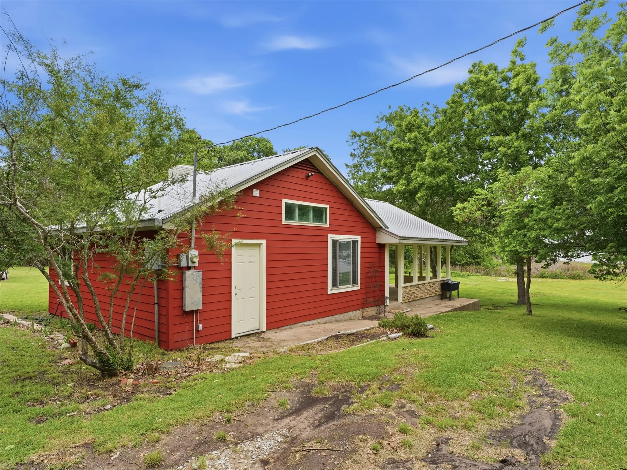Single Family Residence For Sale in Parker County , 542 W Lake Drive, Weatherford, Texas 76087, 1 Bedroom, 1 Bathroom, Garage spaces, 600 Sqft, built in 1977, Price $295,000, mls#21256287, Real Estate Agent in Weatherford, Homes For Sale in Parker county, Homes For Sale in Weatherford, Realtor in Weatherford Texas, Real Estate Brokerage Independent Realty Texas, Luminita Cordes Realtor