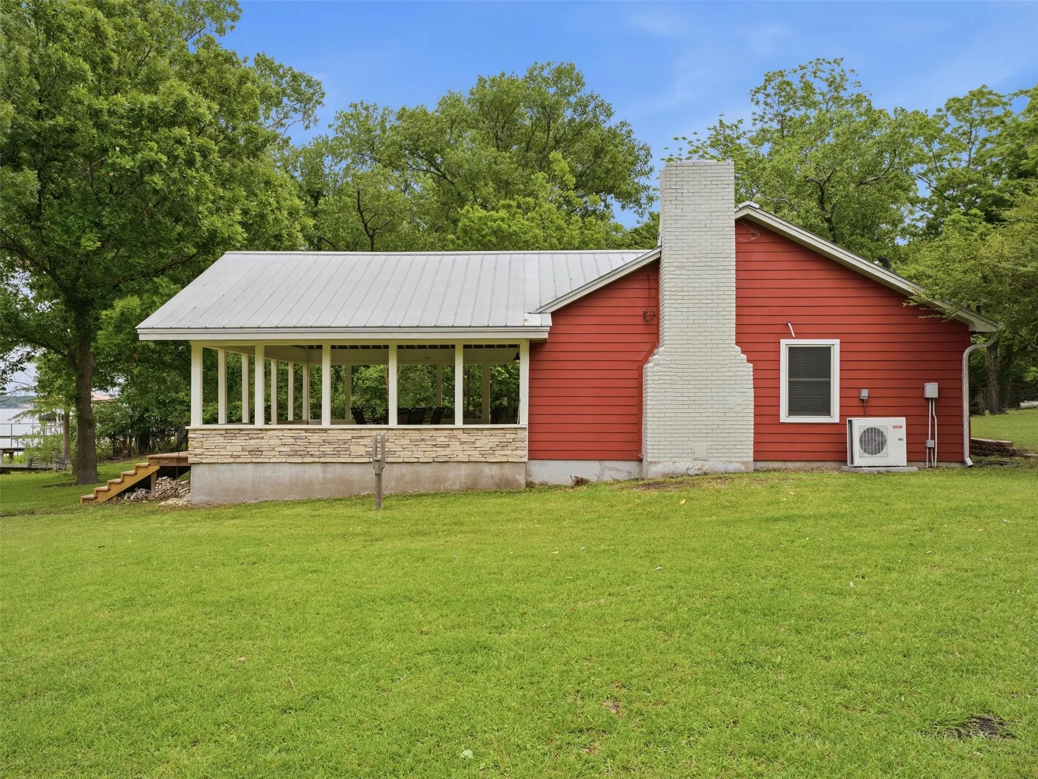 Single Family Residence For Sale in Parker County , 542 W Lake Drive, Weatherford, Texas 76087, 1 Bedroom, 1 Bathroom, Garage spaces, 600 Sqft, built in 1977, Price $295,000, mls#21256287, Real Estate Agent in Weatherford, Homes For Sale in Parker county, Homes For Sale in Weatherford, Realtor in Weatherford Texas, Real Estate Brokerage Independent Realty Texas, Luminita Cordes Realtor