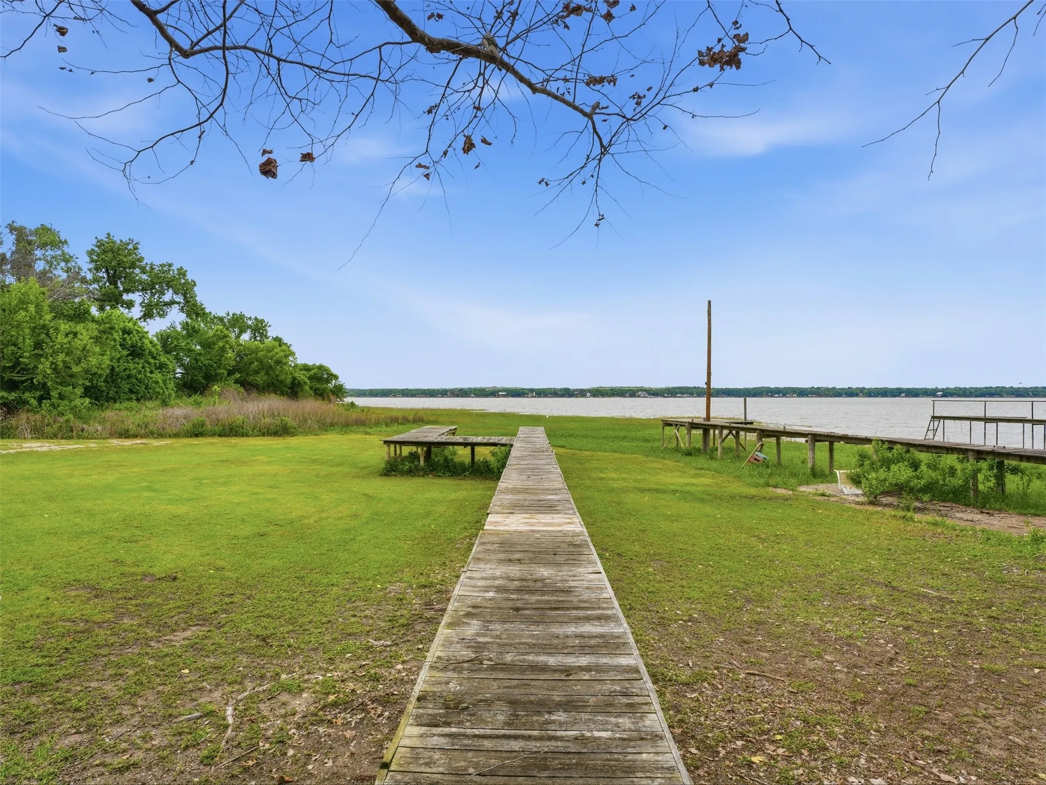 Single Family Residence For Sale in Parker County , 542 W Lake Drive, Weatherford, Texas 76087, 1 Bedroom, 1 Bathroom, Garage spaces, 600 Sqft, built in 1977, Price $295,000, mls#21256287, Real Estate Agent in Weatherford, Homes For Sale in Parker county, Homes For Sale in Weatherford, Realtor in Weatherford Texas, Real Estate Brokerage Independent Realty Texas, Luminita Cordes Realtor