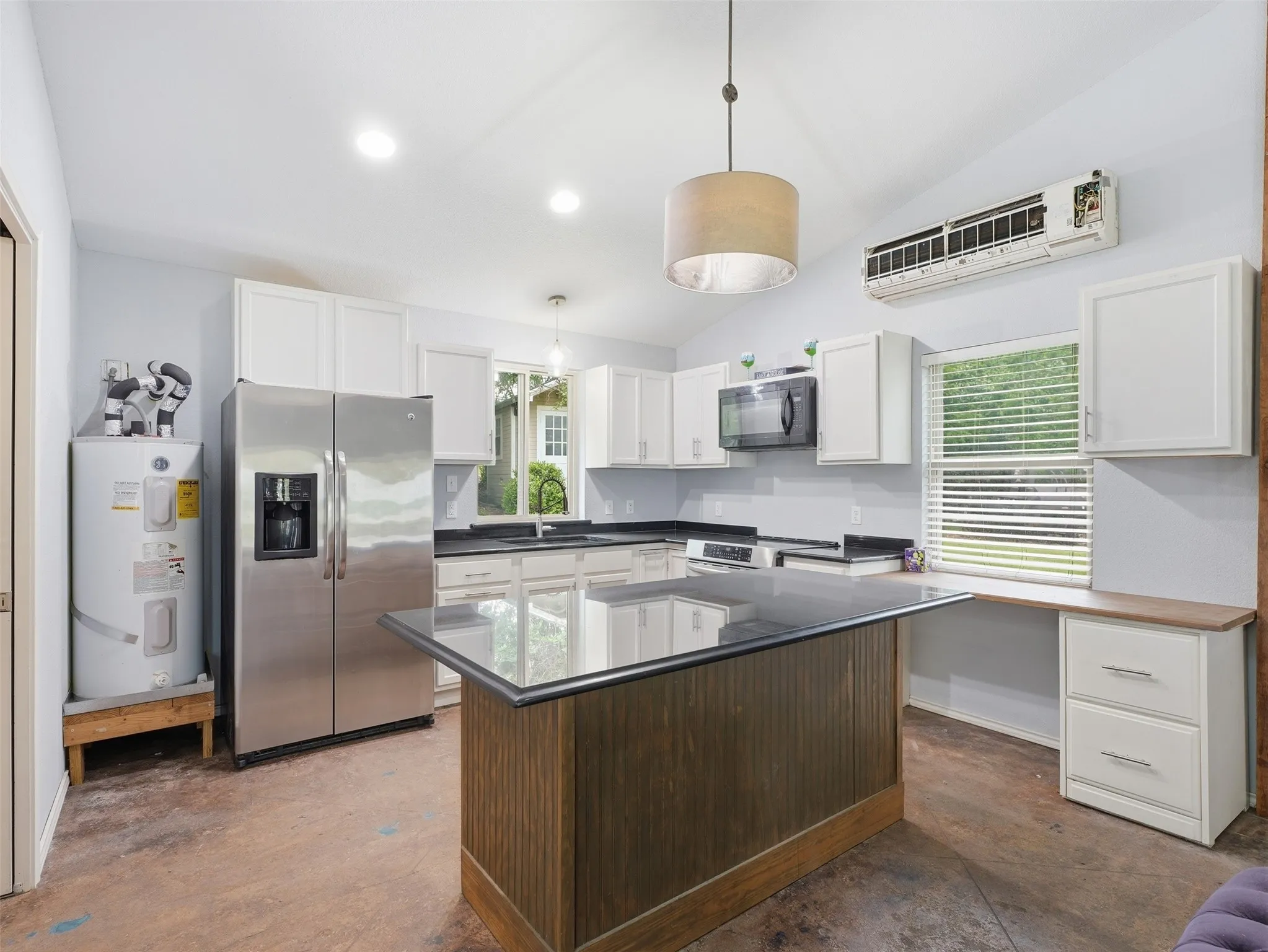 Single Family Residence For Sale in Parker County , 542 W Lake Drive, Weatherford, Texas 76087, 1 Bedroom, 1 Bathroom, Garage spaces, 600 Sqft, built in 1977, Price $295,000, mls#21256287, Real Estate Agent in Weatherford, Homes For Sale in Parker county, Homes For Sale in Weatherford, Realtor in Weatherford Texas, Real Estate Brokerage Independent Realty Texas, Luminita Cordes Realtor