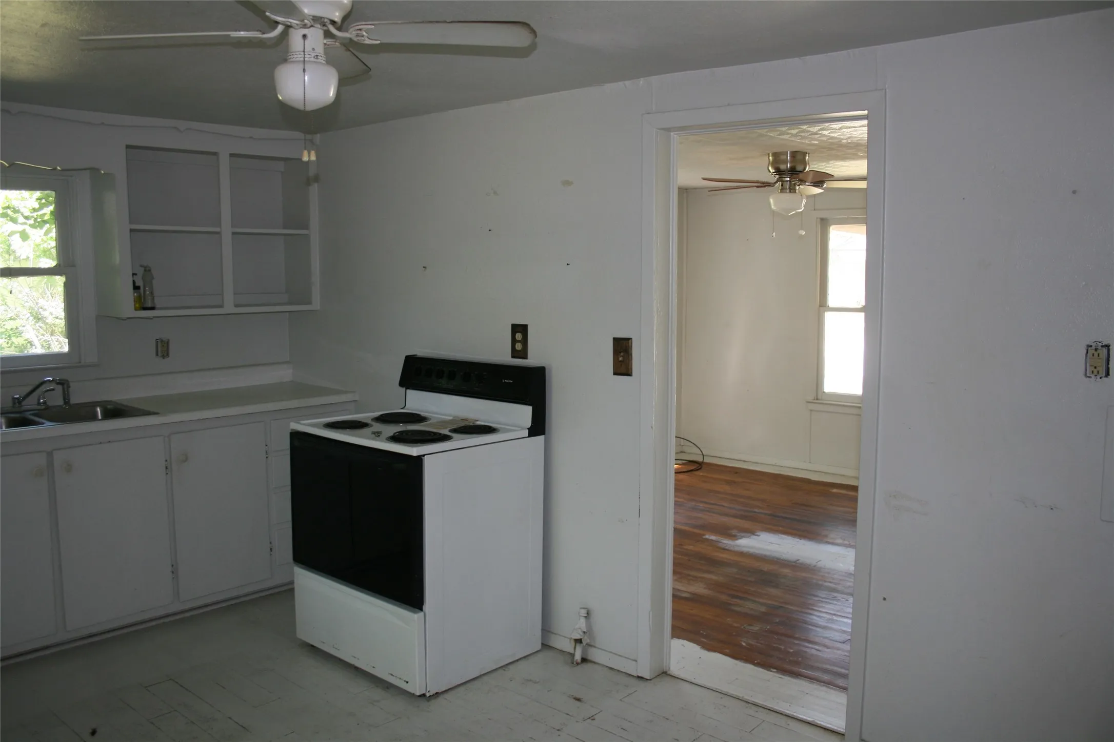 Single Family Residence For Sale in Parker County , 908 Franklin Street, Weatherford, Texas 76086, 1 Bedroom, 1 Bathroom, Garage spaces, 528 Sqft, built in 1960, mls#21256012, Real Estate Agent in Weatherford, Homes For Sale in Parker county, Homes For Sale in Weatherford, Realtor in Weatherford Texas, Real Estate Brokerage Independent Realty Texas, Luminita Cordes Realtor