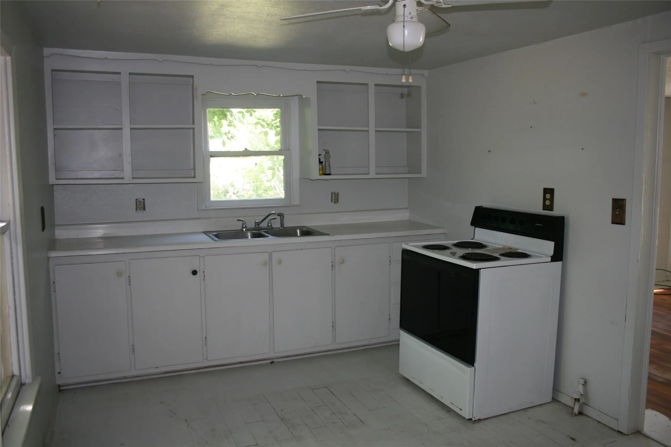 Single Family Residence For Sale in Parker County , 908 Franklin Street, Weatherford, Texas 76086, 1 Bedroom, 1 Bathroom, Garage spaces, 528 Sqft, built in 1960, mls#21256012, Real Estate Agent in Weatherford, Homes For Sale in Parker county, Homes For Sale in Weatherford, Realtor in Weatherford Texas, Real Estate Brokerage Independent Realty Texas, Luminita Cordes Realtor