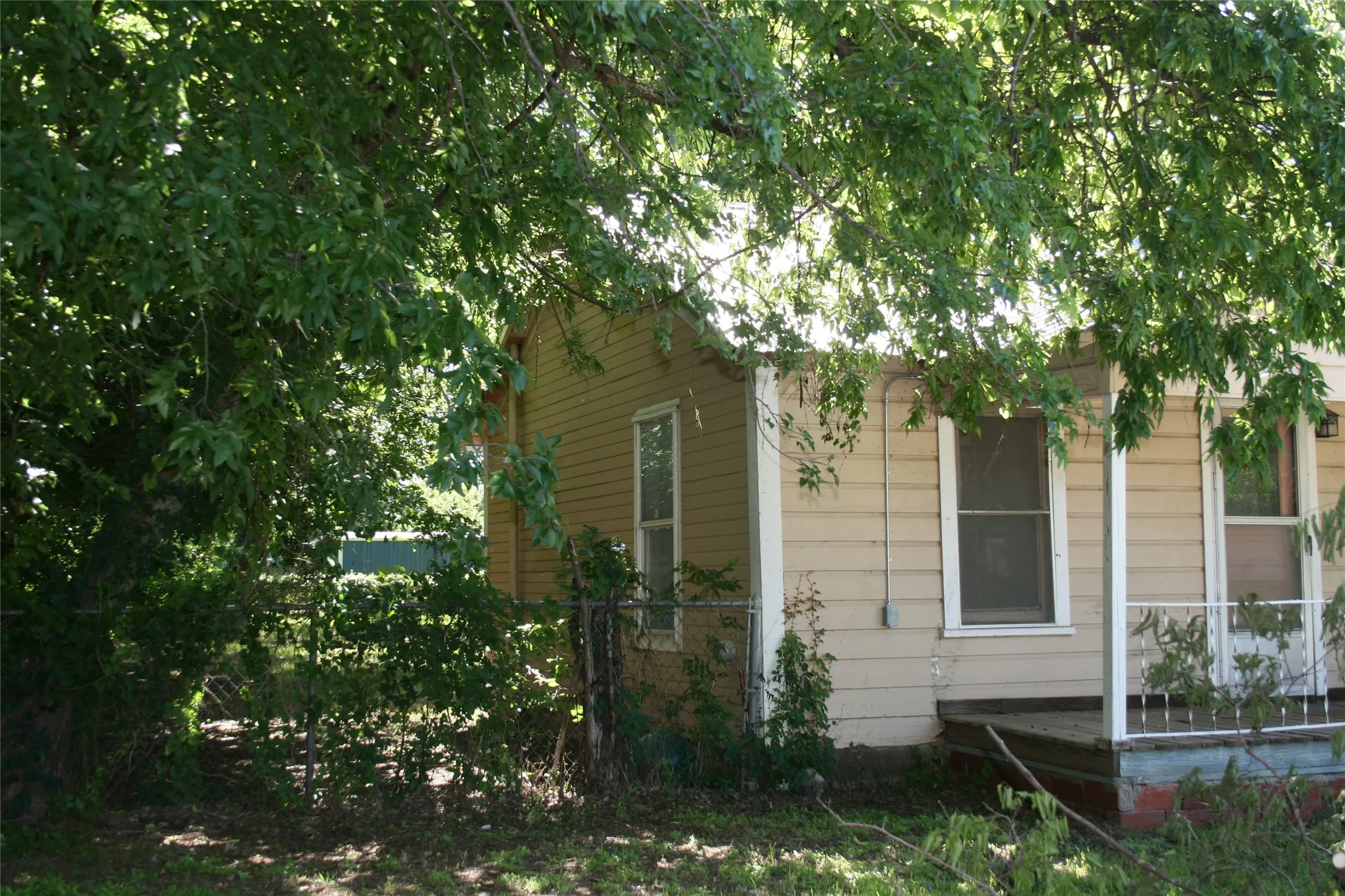 Single Family Residence For Sale in Parker County , 908 Franklin Street, Weatherford, Texas 76086, 1 Bedroom, 1 Bathroom, Garage spaces, 528 Sqft, built in 1960, mls#21256012, Real Estate Agent in Weatherford, Homes For Sale in Parker county, Homes For Sale in Weatherford, Realtor in Weatherford Texas, Real Estate Brokerage Independent Realty Texas, Luminita Cordes Realtor