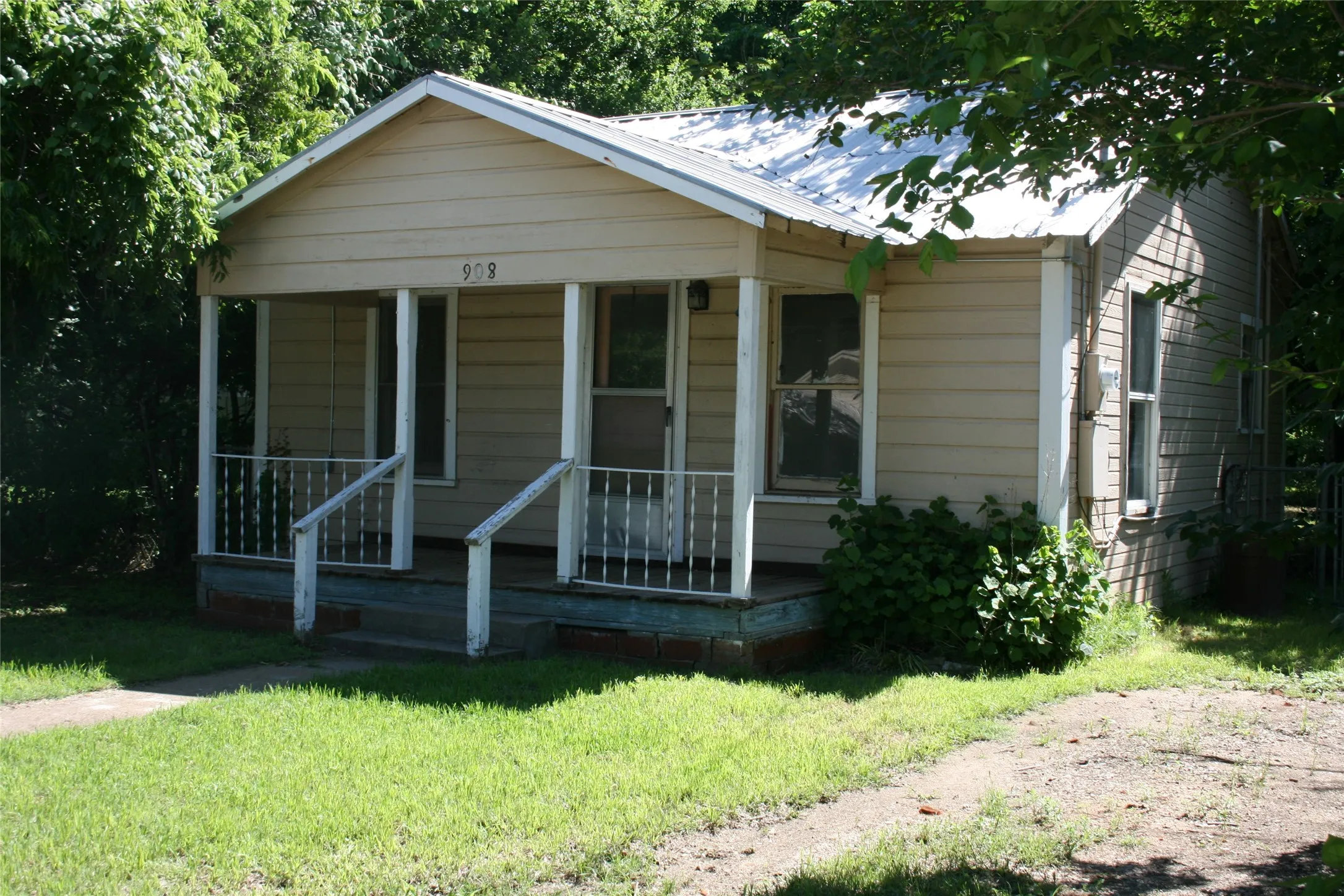 Single Family Residence For Sale in Parker County , 908 Franklin Street, Weatherford, Texas 76086, 1 Bedroom, 1 Bathroom, Garage spaces, 528 Sqft, built in 1960, mls#21256012, Real Estate Agent in Weatherford, Homes For Sale in Parker county, Homes For Sale in Weatherford, Realtor in Weatherford Texas, Real Estate Brokerage Independent Realty Texas, Luminita Cordes Realtor