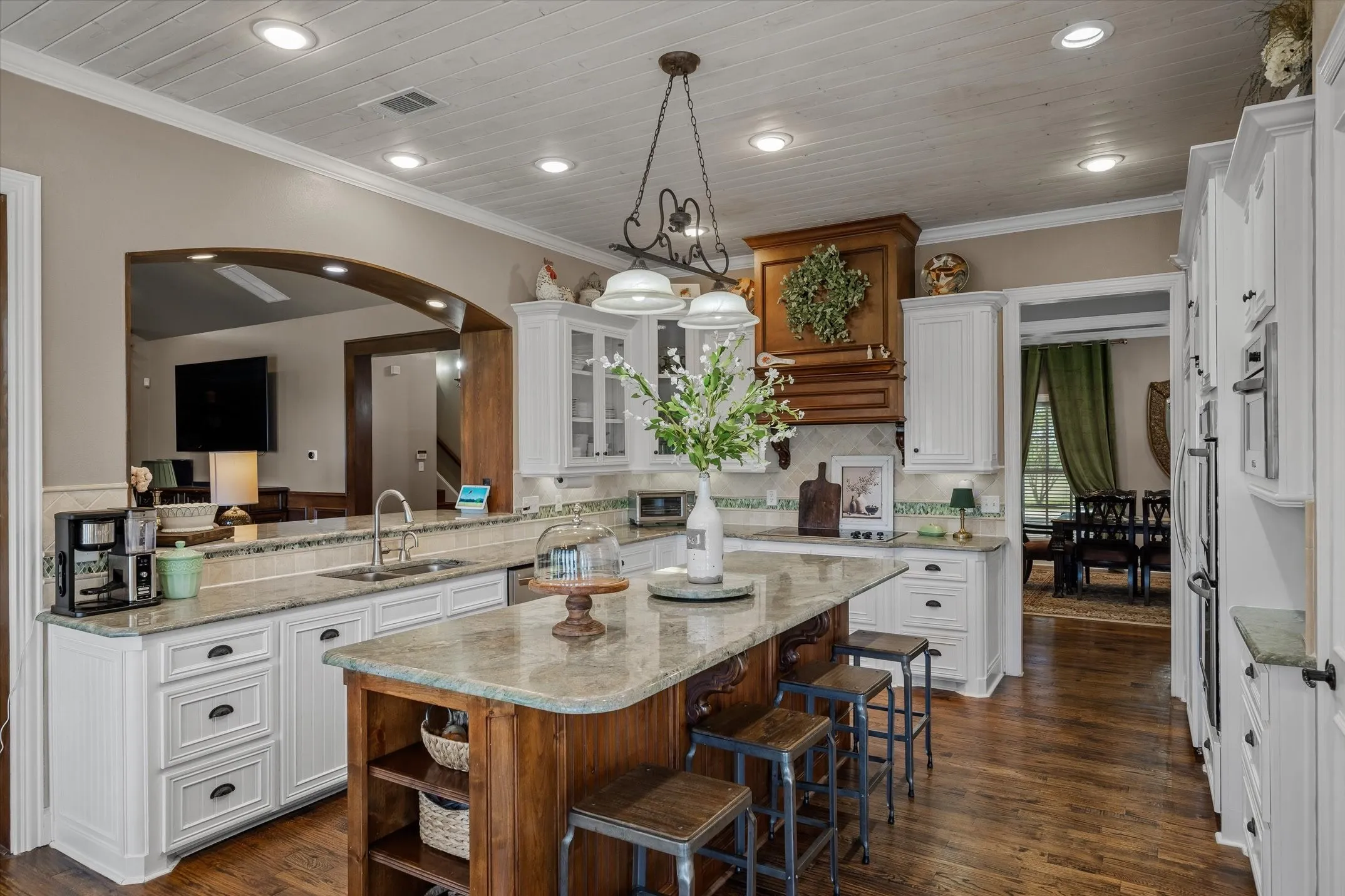 Single Family Residence For Sale in Ellis County , 2201 E Fm 813, Ennis, Texas 75119, 5 Bedrooms, 6 Bathrooms, 3 Garage spaces, 9,215 Sqft, built in 1983, Preowned, Price $2,990,000, mls#21232357, Real Estate Agent in Ennis, Homes For Sale in Ellis county, Homes For Sale in Ennis, Realtor in Ennis Texas, Real Estate Brokerage Independent Realty Texas, Luminita Cordes Realtor