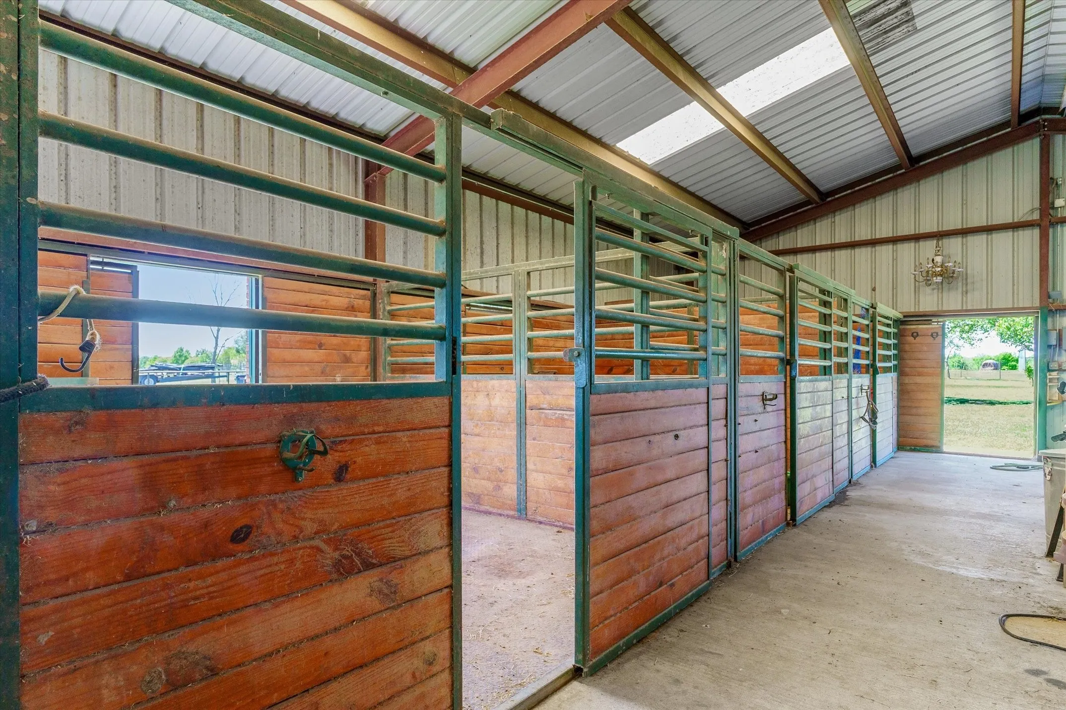 Single Family Residence For Sale in Ellis County , 2201 E Fm 813, Ennis, Texas 75119, 5 Bedrooms, 6 Bathrooms, 3 Garage spaces, 9,215 Sqft, built in 1983, Preowned, Price $2,990,000, mls#21232357, Real Estate Agent in Ennis, Homes For Sale in Ellis county, Homes For Sale in Ennis, Realtor in Ennis Texas, Real Estate Brokerage Independent Realty Texas, Luminita Cordes Realtor