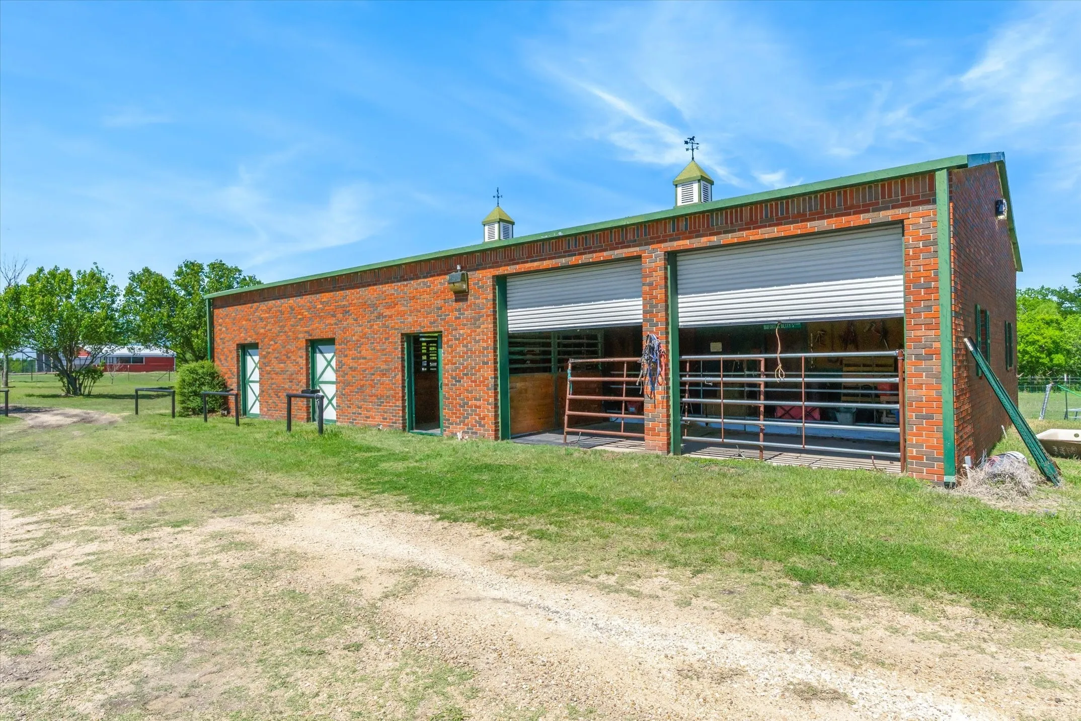 Single Family Residence For Sale in Ellis County , 2201 E Fm 813, Ennis, Texas 75119, 5 Bedrooms, 6 Bathrooms, 3 Garage spaces, 9,215 Sqft, built in 1983, Preowned, Price $2,990,000, mls#21232357, Real Estate Agent in Ennis, Homes For Sale in Ellis county, Homes For Sale in Ennis, Realtor in Ennis Texas, Real Estate Brokerage Independent Realty Texas, Luminita Cordes Realtor