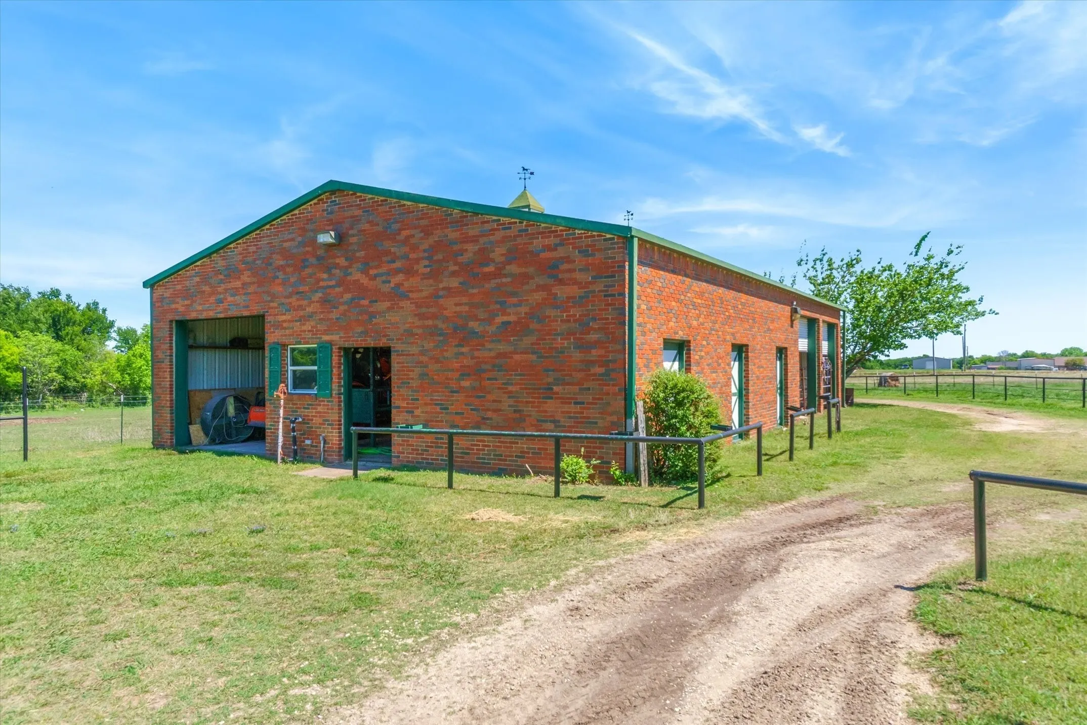 Single Family Residence For Sale in Ellis County , 2201 E Fm 813, Ennis, Texas 75119, 5 Bedrooms, 6 Bathrooms, 3 Garage spaces, 9,215 Sqft, built in 1983, Preowned, Price $2,990,000, mls#21232357, Real Estate Agent in Ennis, Homes For Sale in Ellis county, Homes For Sale in Ennis, Realtor in Ennis Texas, Real Estate Brokerage Independent Realty Texas, Luminita Cordes Realtor