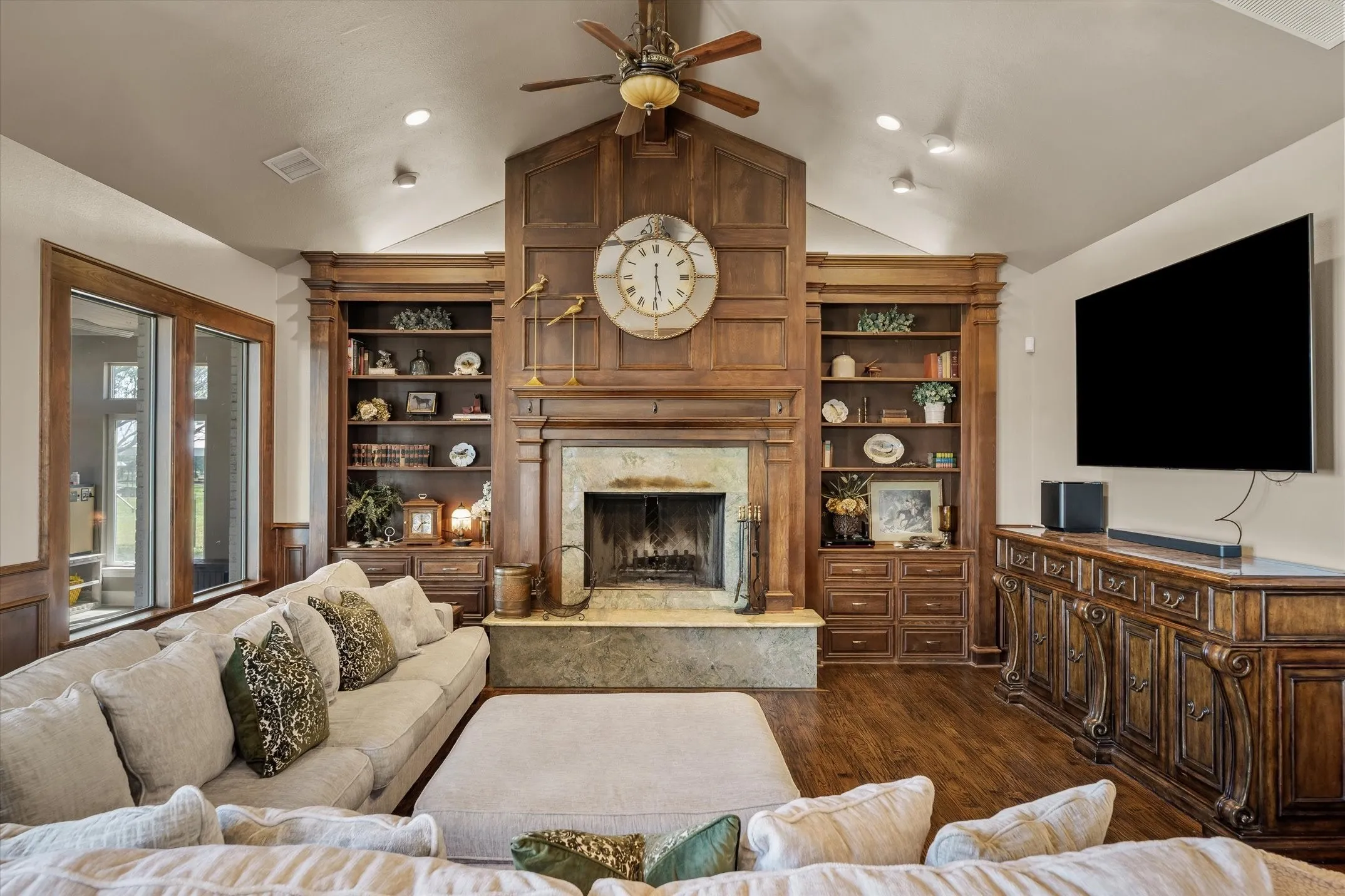 Single Family Residence For Sale in Ellis County , 2201 E Fm 813, Ennis, Texas 75119, 5 Bedrooms, 6 Bathrooms, 3 Garage spaces, 9,215 Sqft, built in 1983, Preowned, Price $2,990,000, mls#21232357, Real Estate Agent in Ennis, Homes For Sale in Ellis county, Homes For Sale in Ennis, Realtor in Ennis Texas, Real Estate Brokerage Independent Realty Texas, Luminita Cordes Realtor