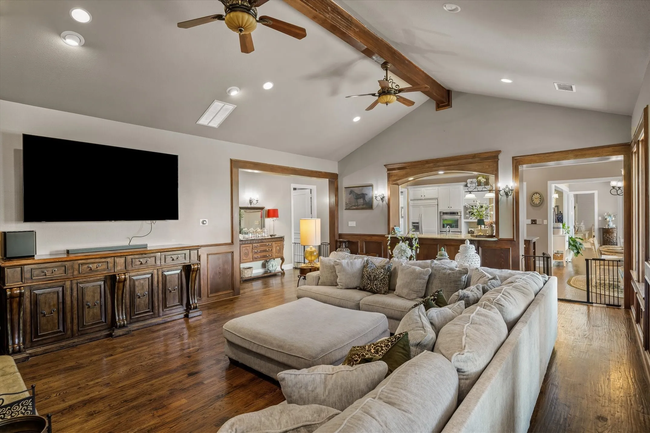 Single Family Residence For Sale in Ellis County , 2201 E Fm 813, Ennis, Texas 75119, 5 Bedrooms, 6 Bathrooms, 3 Garage spaces, 9,215 Sqft, built in 1983, Preowned, Price $2,990,000, mls#21232357, Real Estate Agent in Ennis, Homes For Sale in Ellis county, Homes For Sale in Ennis, Realtor in Ennis Texas, Real Estate Brokerage Independent Realty Texas, Luminita Cordes Realtor