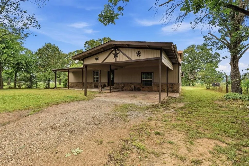 Single Family Residence For Sale in Titus County , 1191 County Road 3240, Mt Pleasant, Texas 75455, 4 Bedroom, 3 Bathroom, Garage spaces, 1,836 Sqft, built in 1971, Preowned, mls#21255653, Real Estate Agent in Mt Pleasant, Homes For Sale in Titus county, Homes For Sale in Mt Pleasant, Realtor in Mt Pleasant Texas, Real Estate Brokerage Independent Realty Texas, Luminita Cordes Realtor