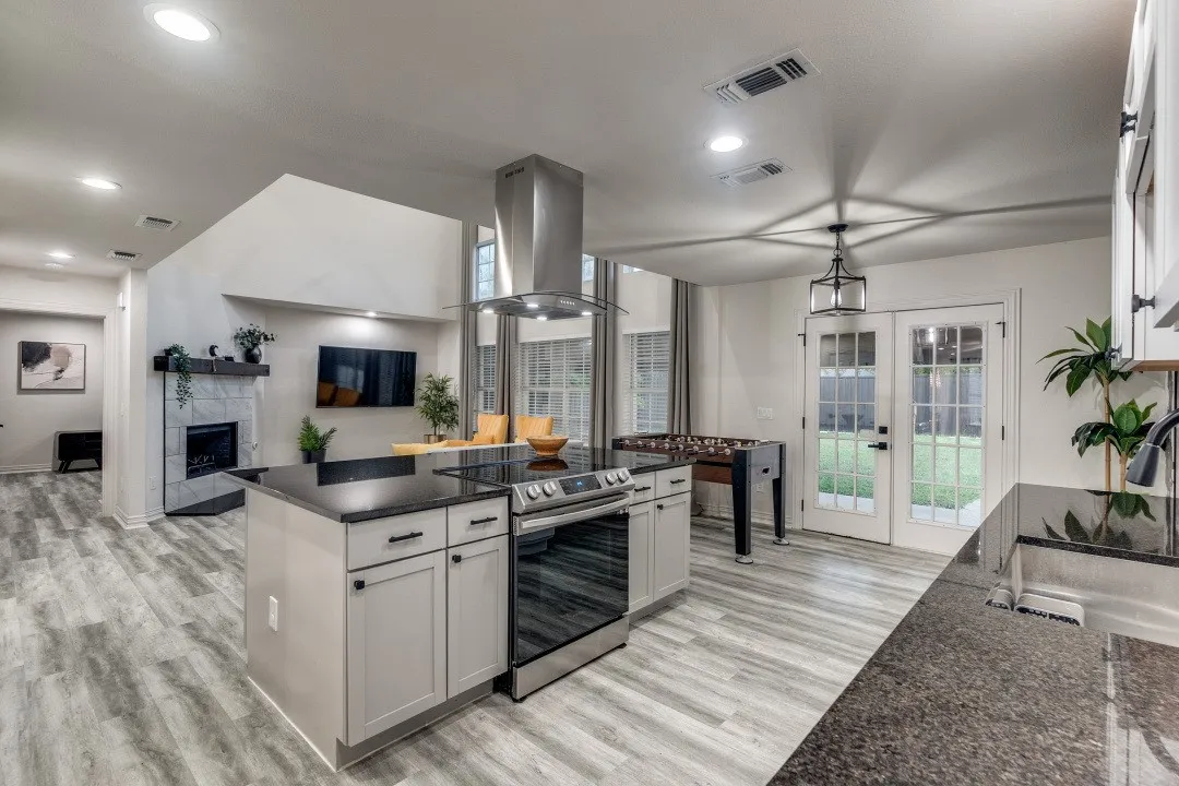 Single Family Residence For Sale in Dallas County , 3304 Inwood Road, Dallas, Texas 75235, 4 Bedroom, 3 Bathroom, 2 Garage spaces, 2,420 Sqft, built in 2001, mls#21253745, Real Estate Agent in Dallas, Homes For Sale in Dallas county, Homes For Sale in Dallas, Realtor in Dallas Texas, Real Estate Brokerage Independent Realty Texas, Luminita Cordes Realtor