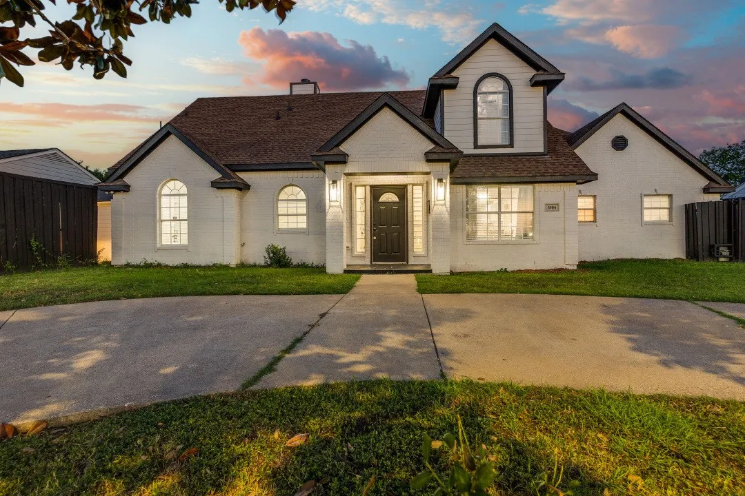 Single Family Residence For Sale in Dallas County , 3304 Inwood Road, Dallas, Texas 75235, 4 Bedroom, 3 Bathroom, 2 Garage spaces, 2,420 Sqft, built in 2001, mls#21253745, Real Estate Agent in Dallas, Homes For Sale in Dallas county, Homes For Sale in Dallas, Realtor in Dallas Texas, Real Estate Brokerage Independent Realty Texas, Luminita Cordes Realtor