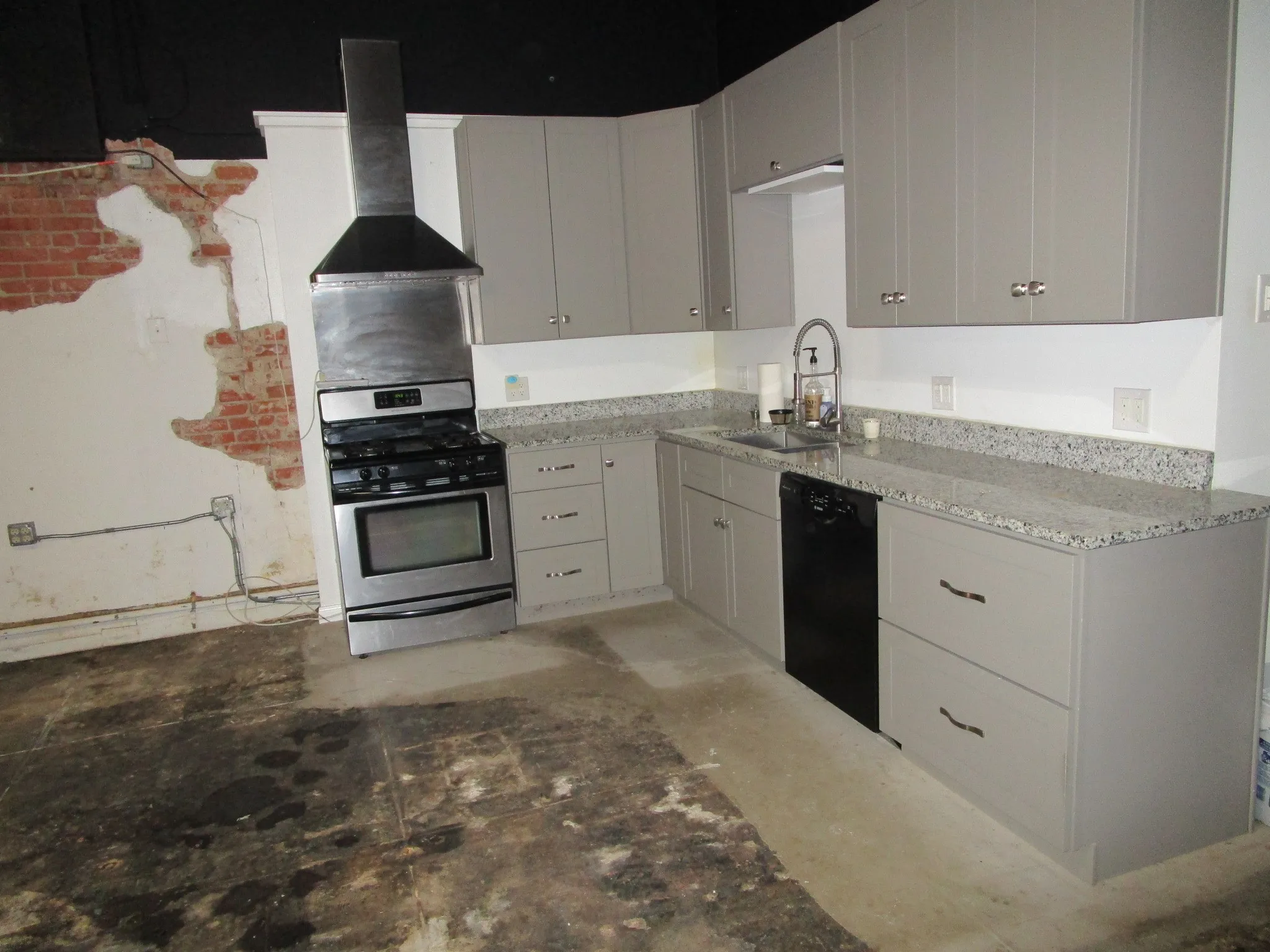 freestanding oven/stove with vent a hood