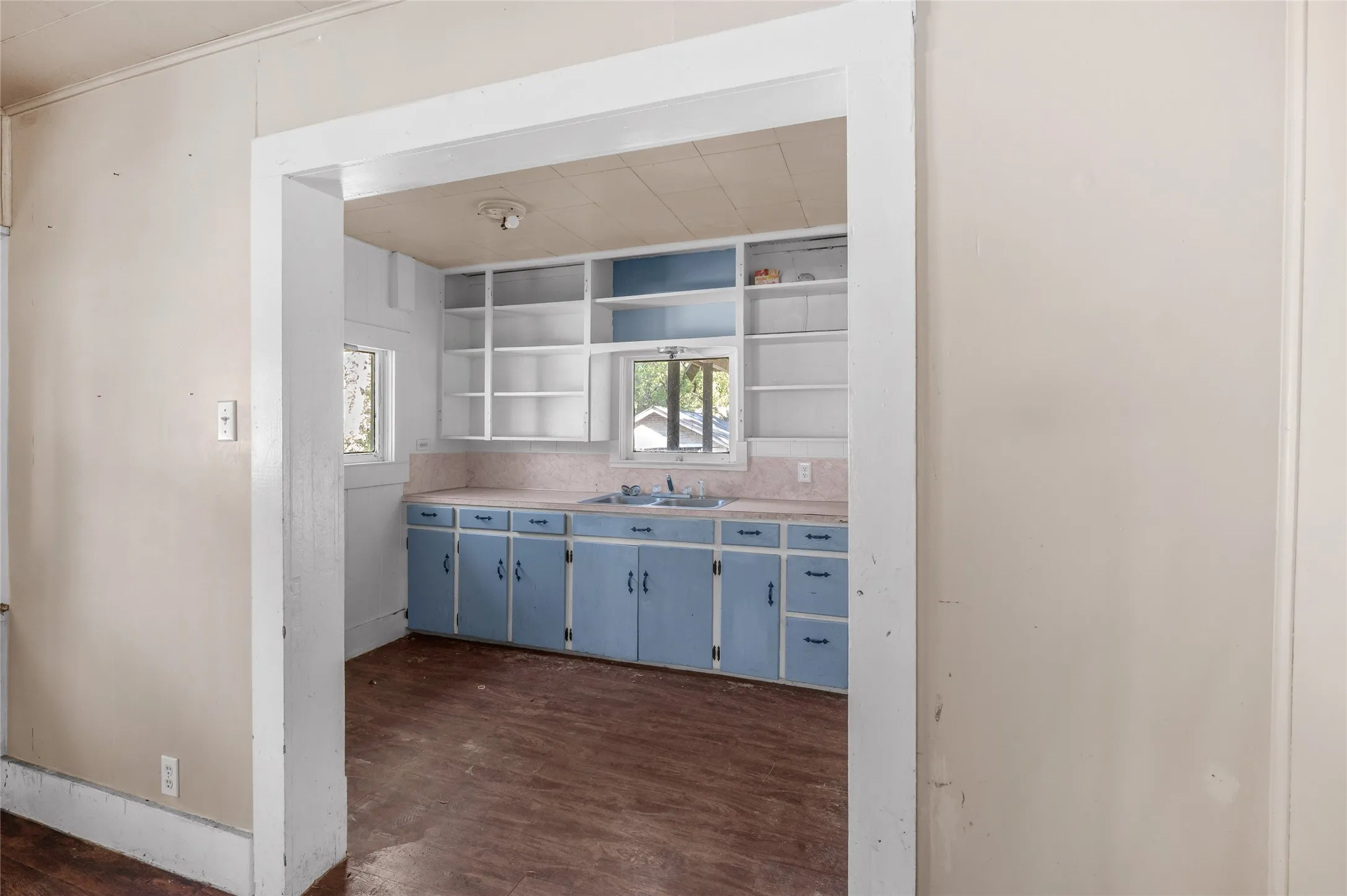 Single Family Residence For Sale in Grayson County , 1109 W Crawford Street, Denison, Texas 75020, 3 Bedrooms, 2 Bathrooms, Garage spaces, 1,314 Sqft, built in 1920, Preowned, Price $85,000, mls#21256124, Real Estate Agent in Denison, Homes For Sale in Grayson county, Homes For Sale in Denison, Realtor in Denison Texas, Real Estate Brokerage Independent Realty Texas, Luminita Cordes Realtor