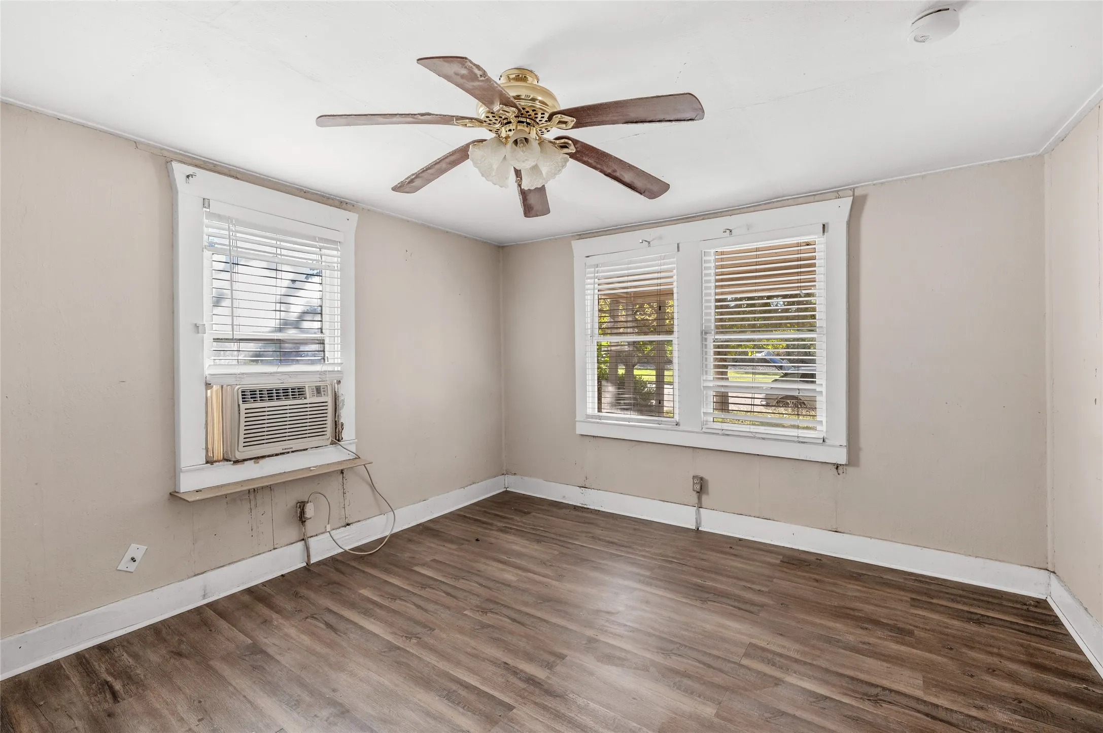 Single Family Residence For Sale in Grayson County , 1109 W Crawford Street, Denison, Texas 75020, 3 Bedrooms, 2 Bathrooms, Garage spaces, 1,314 Sqft, built in 1920, Preowned, Price $85,000, mls#21256124, Real Estate Agent in Denison, Homes For Sale in Grayson county, Homes For Sale in Denison, Realtor in Denison Texas, Real Estate Brokerage Independent Realty Texas, Luminita Cordes Realtor