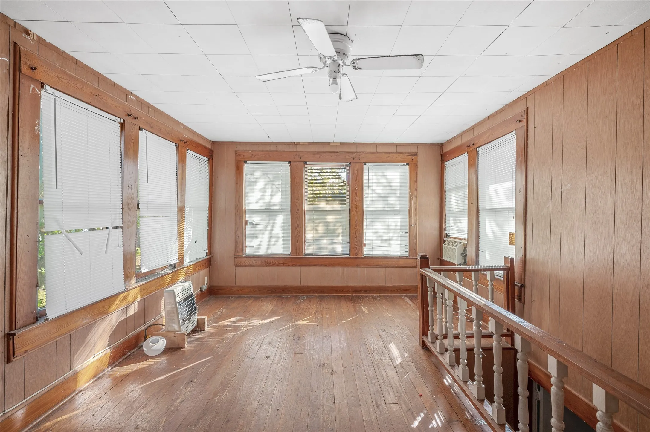Single Family Residence For Sale in Grayson County , 1109 W Crawford Street, Denison, Texas 75020, 3 Bedrooms, 2 Bathrooms, Garage spaces, 1,314 Sqft, built in 1920, Preowned, Price $85,000, mls#21256124, Real Estate Agent in Denison, Homes For Sale in Grayson county, Homes For Sale in Denison, Realtor in Denison Texas, Real Estate Brokerage Independent Realty Texas, Luminita Cordes Realtor