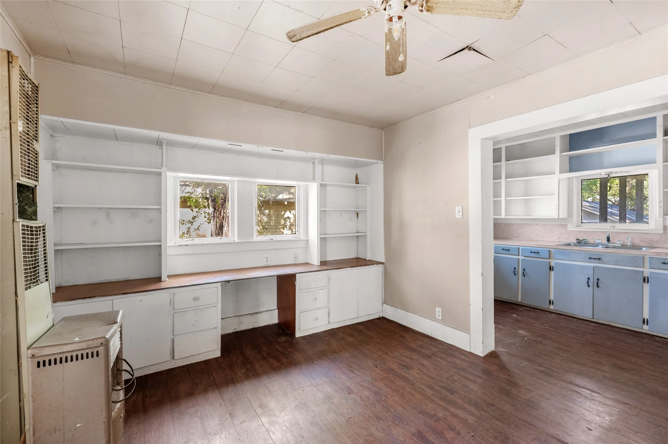 Single Family Residence For Sale in Grayson County , 1109 W Crawford Street, Denison, Texas 75020, 3 Bedrooms, 2 Bathrooms, Garage spaces, 1,314 Sqft, built in 1920, Preowned, Price $85,000, mls#21256124, Real Estate Agent in Denison, Homes For Sale in Grayson county, Homes For Sale in Denison, Realtor in Denison Texas, Real Estate Brokerage Independent Realty Texas, Luminita Cordes Realtor