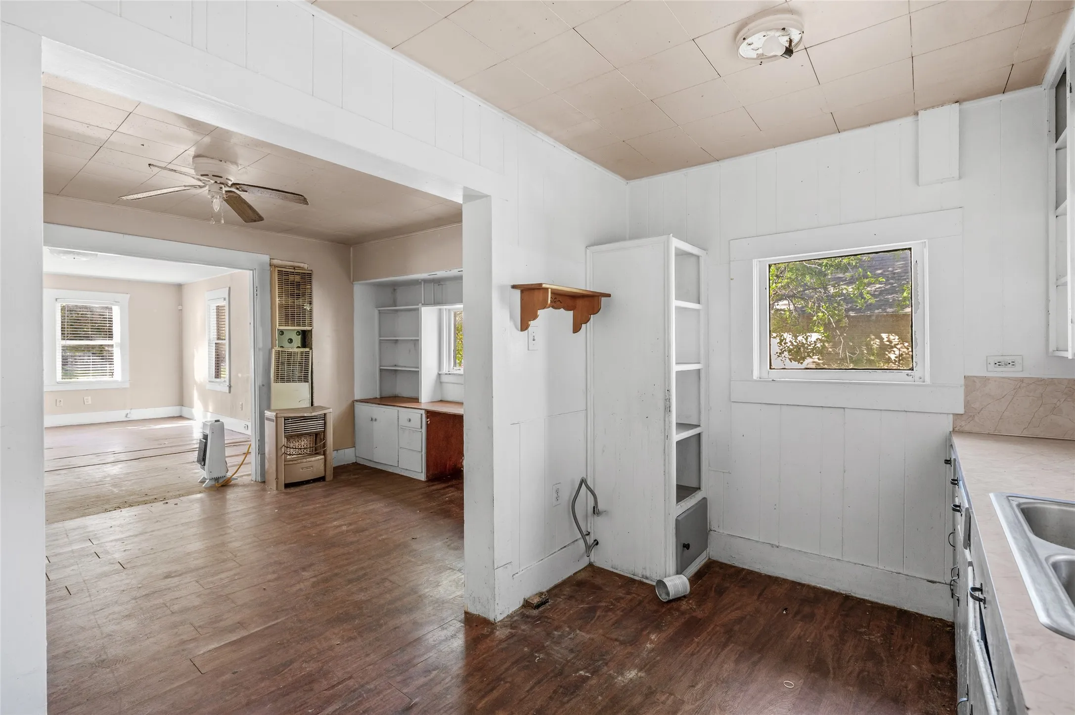 Single Family Residence For Sale in Grayson County , 1109 W Crawford Street, Denison, Texas 75020, 3 Bedrooms, 2 Bathrooms, Garage spaces, 1,314 Sqft, built in 1920, Preowned, Price $85,000, mls#21256124, Real Estate Agent in Denison, Homes For Sale in Grayson county, Homes For Sale in Denison, Realtor in Denison Texas, Real Estate Brokerage Independent Realty Texas, Luminita Cordes Realtor
