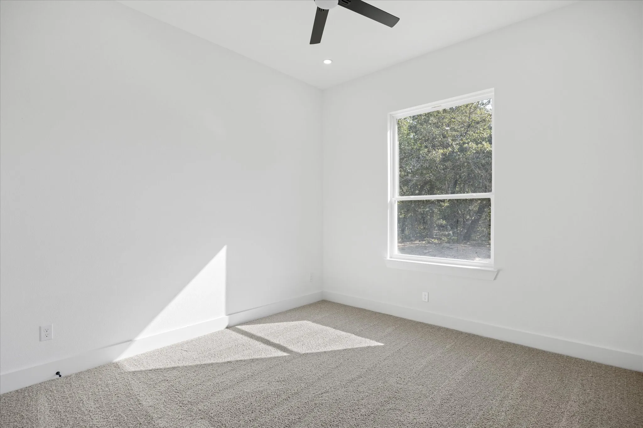 Bright Kid bedroom room featuring a single window, recessed lighting, and a ceiling fan