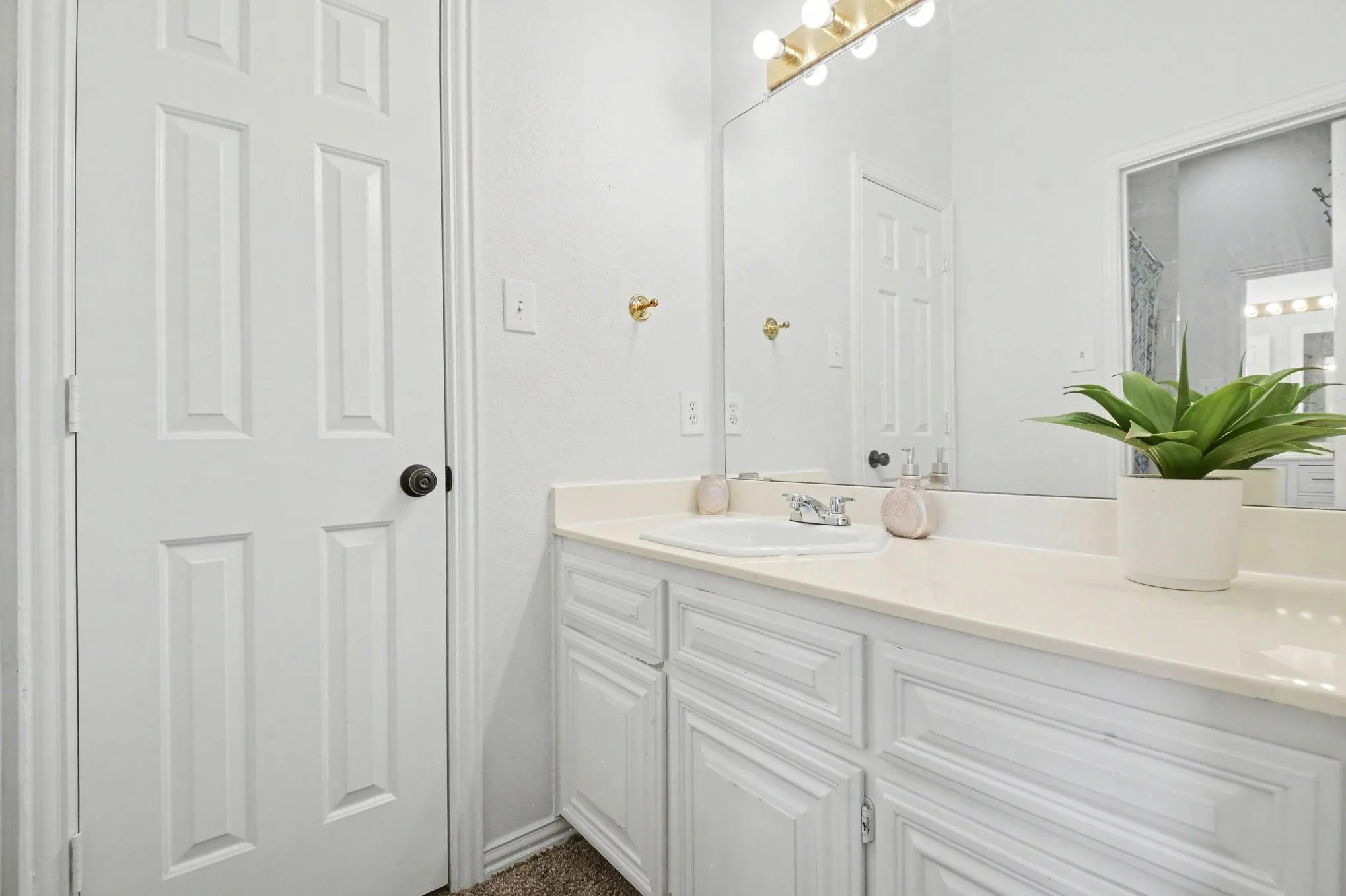 Single Family Residence For Sale in Tarrant County , 5205 Vicksburg Drive, Arlington, Texas 76017, 5 Bedroom, 4 Bathroom, 3 Garage spaces, 5,420 Sqft, built in 1990, mls#21247164, Real Estate Agent in Arlington, Homes For Sale in Tarrant county, Homes For Sale in Arlington, Realtor in Arlington Texas, Real Estate Brokerage Independent Realty Texas, Luminita Cordes Realtor