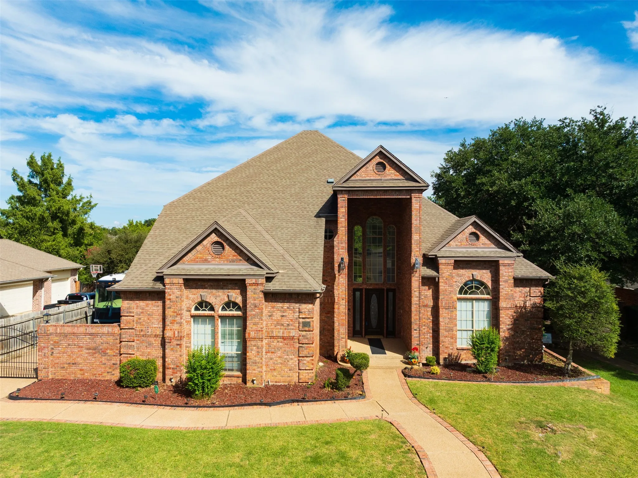 Single Family Residence For Sale in Tarrant County , 5205 Vicksburg Drive, Arlington, Texas 76017, 5 Bedroom, 4 Bathroom, 3 Garage spaces, 5,420 Sqft, built in 1990, mls#21247164, Real Estate Agent in Arlington, Homes For Sale in Tarrant county, Homes For Sale in Arlington, Realtor in Arlington Texas, Real Estate Brokerage Independent Realty Texas, Luminita Cordes Realtor