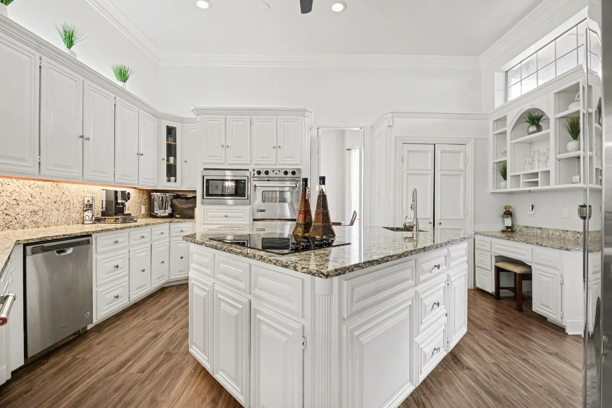 Single Family Residence For Sale in Tarrant County , 5205 Vicksburg Drive, Arlington, Texas 76017, 5 Bedroom, 4 Bathroom, 3 Garage spaces, 5,420 Sqft, built in 1990, mls#21247164, Real Estate Agent in Arlington, Homes For Sale in Tarrant county, Homes For Sale in Arlington, Realtor in Arlington Texas, Real Estate Brokerage Independent Realty Texas, Luminita Cordes Realtor