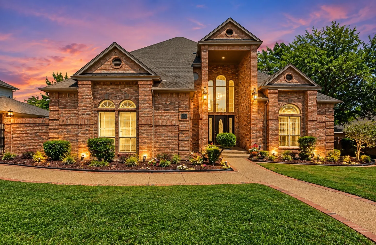 Single Family Residence For Sale in Tarrant County , 5205 Vicksburg Drive, Arlington, Texas 76017, 5 Bedroom, 4 Bathroom, 3 Garage spaces, 5,420 Sqft, built in 1990, mls#21247164, Real Estate Agent in Arlington, Homes For Sale in Tarrant county, Homes For Sale in Arlington, Realtor in Arlington Texas, Real Estate Brokerage Independent Realty Texas, Luminita Cordes Realtor