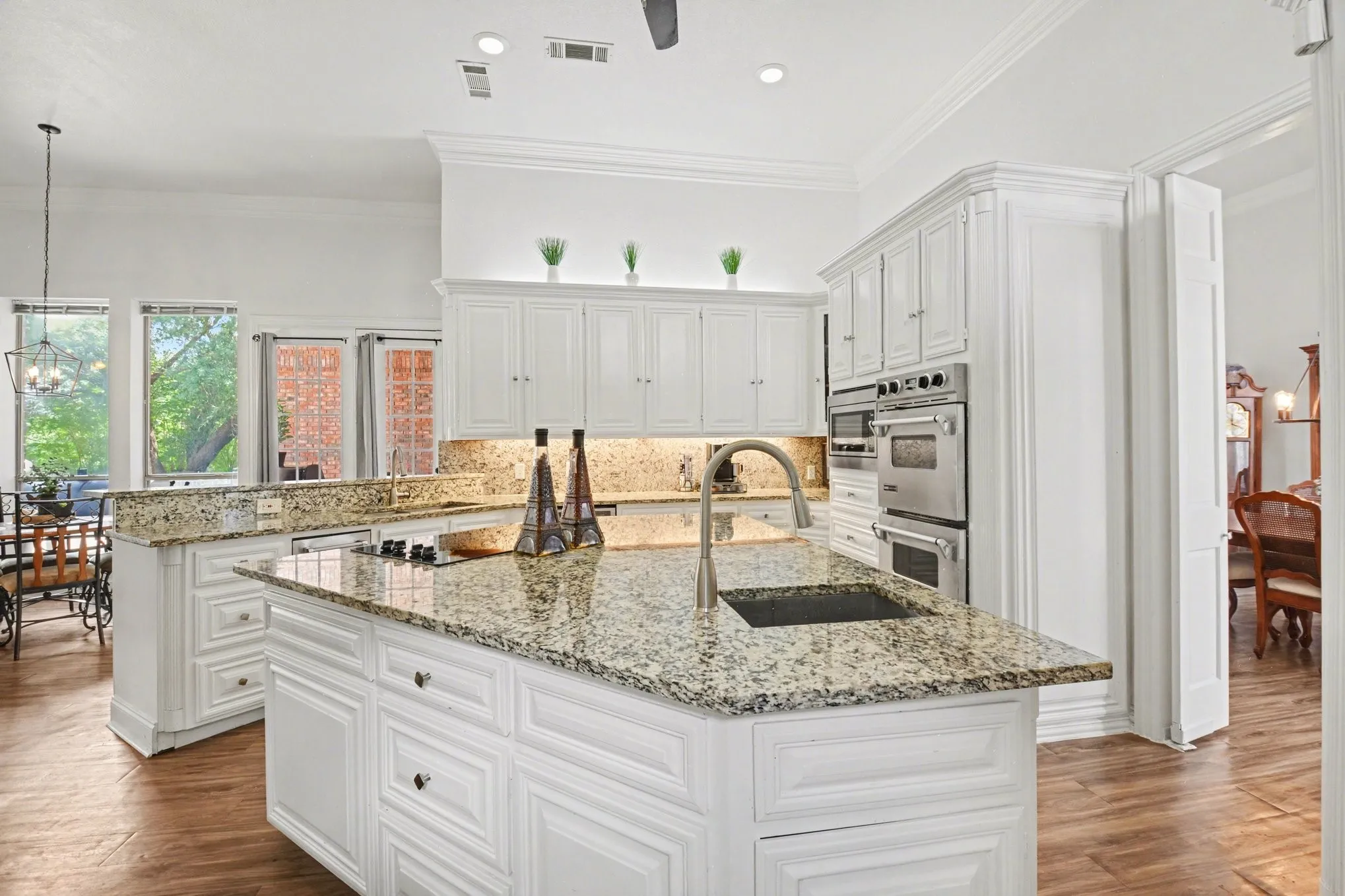 Single Family Residence For Sale in Tarrant County , 5205 Vicksburg Drive, Arlington, Texas 76017, 5 Bedroom, 4 Bathroom, 3 Garage spaces, 5,420 Sqft, built in 1990, mls#21247164, Real Estate Agent in Arlington, Homes For Sale in Tarrant county, Homes For Sale in Arlington, Realtor in Arlington Texas, Real Estate Brokerage Independent Realty Texas, Luminita Cordes Realtor