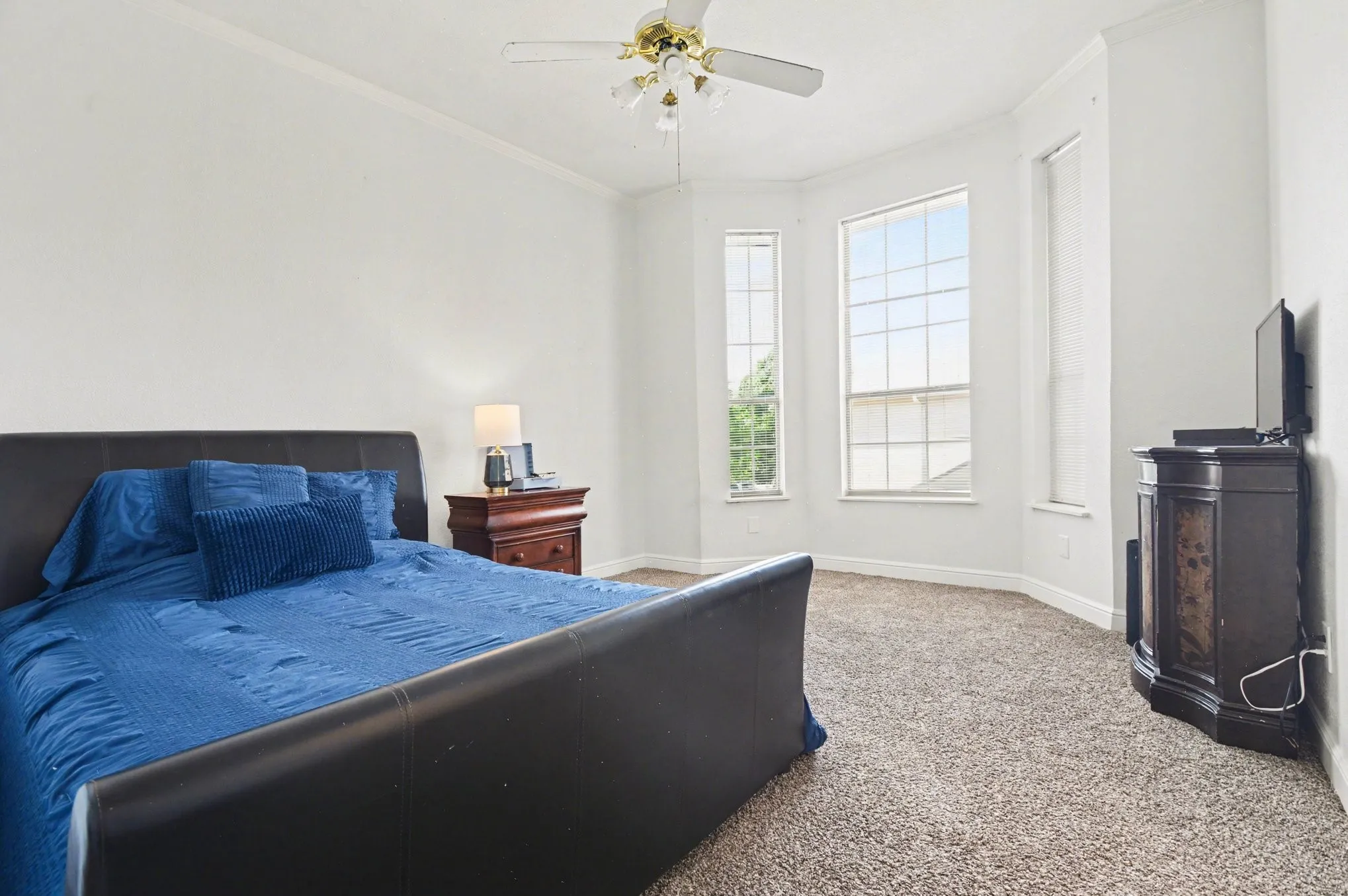 Single Family Residence For Sale in Tarrant County , 5205 Vicksburg Drive, Arlington, Texas 76017, 5 Bedroom, 4 Bathroom, 3 Garage spaces, 5,420 Sqft, built in 1990, mls#21247164, Real Estate Agent in Arlington, Homes For Sale in Tarrant county, Homes For Sale in Arlington, Realtor in Arlington Texas, Real Estate Brokerage Independent Realty Texas, Luminita Cordes Realtor