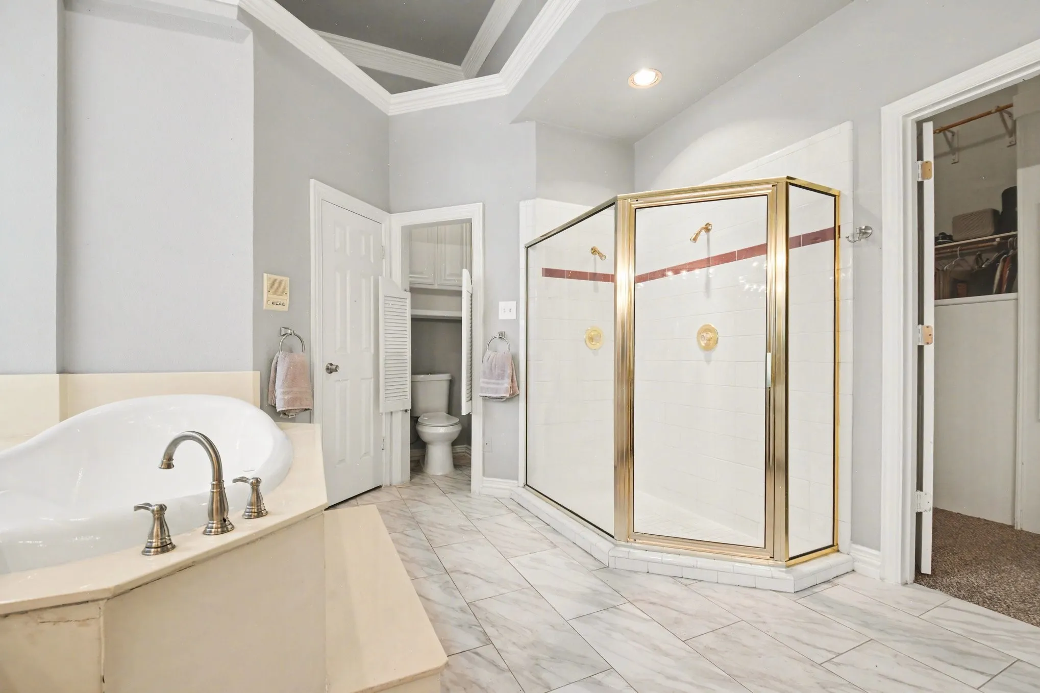 Single Family Residence For Sale in Tarrant County , 5205 Vicksburg Drive, Arlington, Texas 76017, 5 Bedroom, 4 Bathroom, 3 Garage spaces, 5,420 Sqft, built in 1990, mls#21247164, Real Estate Agent in Arlington, Homes For Sale in Tarrant county, Homes For Sale in Arlington, Realtor in Arlington Texas, Real Estate Brokerage Independent Realty Texas, Luminita Cordes Realtor