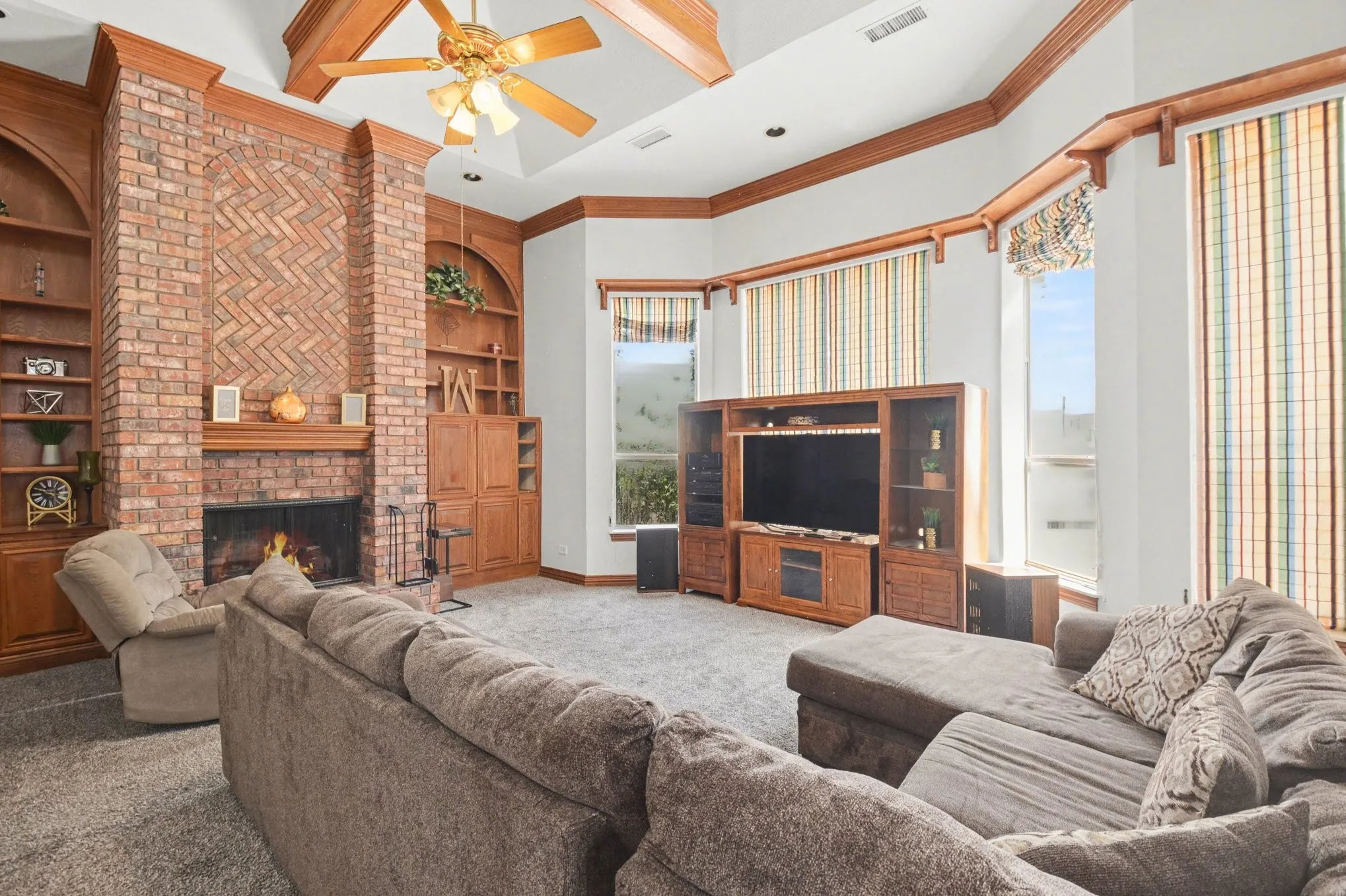Single Family Residence For Sale in Tarrant County , 5205 Vicksburg Drive, Arlington, Texas 76017, 5 Bedroom, 4 Bathroom, 3 Garage spaces, 5,420 Sqft, built in 1990, mls#21247164, Real Estate Agent in Arlington, Homes For Sale in Tarrant county, Homes For Sale in Arlington, Realtor in Arlington Texas, Real Estate Brokerage Independent Realty Texas, Luminita Cordes Realtor
