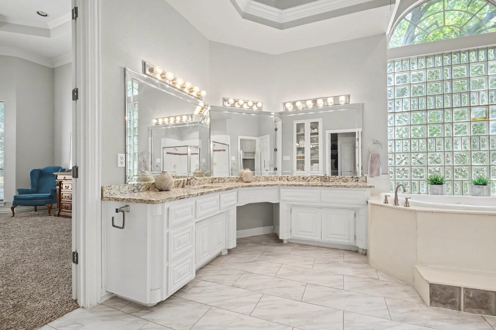 Single Family Residence For Sale in Tarrant County , 5205 Vicksburg Drive, Arlington, Texas 76017, 5 Bedroom, 4 Bathroom, 3 Garage spaces, 5,420 Sqft, built in 1990, mls#21247164, Real Estate Agent in Arlington, Homes For Sale in Tarrant county, Homes For Sale in Arlington, Realtor in Arlington Texas, Real Estate Brokerage Independent Realty Texas, Luminita Cordes Realtor