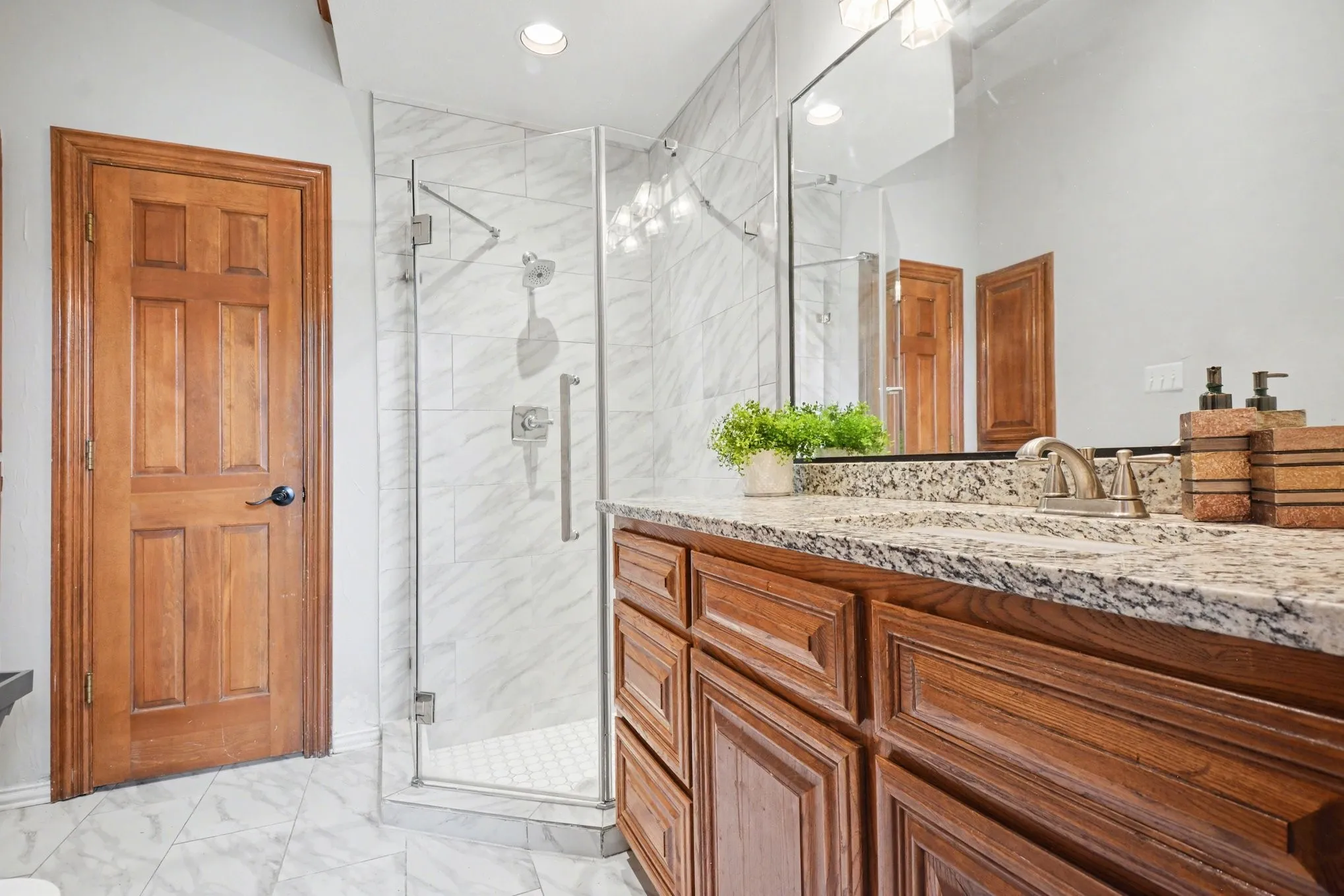 Single Family Residence For Sale in Tarrant County , 5205 Vicksburg Drive, Arlington, Texas 76017, 5 Bedroom, 4 Bathroom, 3 Garage spaces, 5,420 Sqft, built in 1990, mls#21247164, Real Estate Agent in Arlington, Homes For Sale in Tarrant county, Homes For Sale in Arlington, Realtor in Arlington Texas, Real Estate Brokerage Independent Realty Texas, Luminita Cordes Realtor