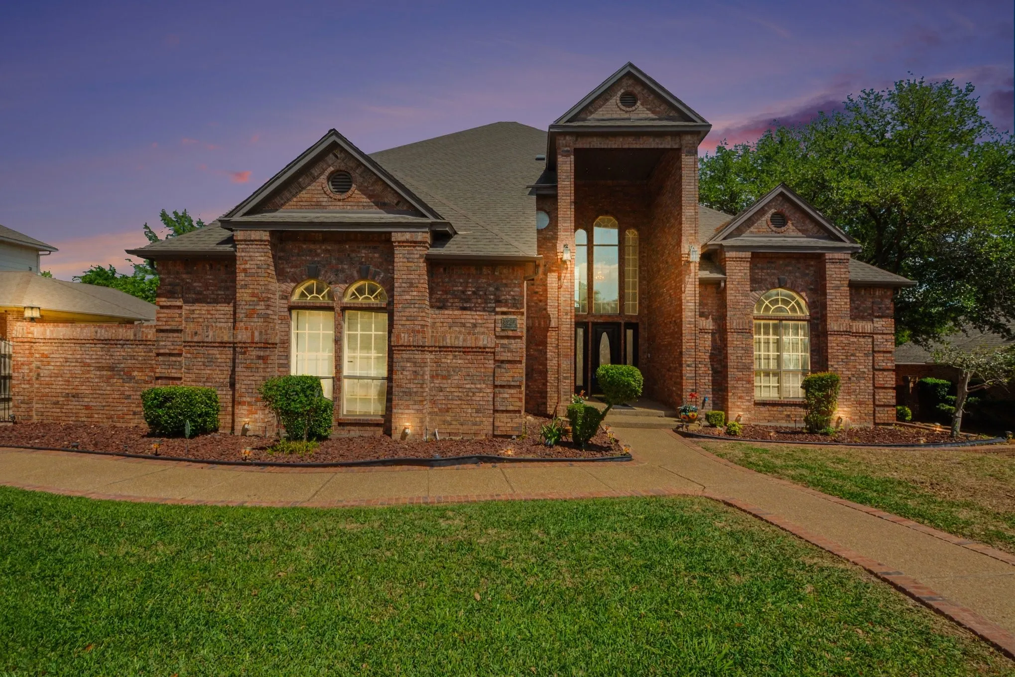 Single Family Residence For Sale in Tarrant County , 5205 Vicksburg Drive, Arlington, Texas 76017, 5 Bedroom, 4 Bathroom, 3 Garage spaces, 5,420 Sqft, built in 1990, mls#21247164, Real Estate Agent in Arlington, Homes For Sale in Tarrant county, Homes For Sale in Arlington, Realtor in Arlington Texas, Real Estate Brokerage Independent Realty Texas, Luminita Cordes Realtor