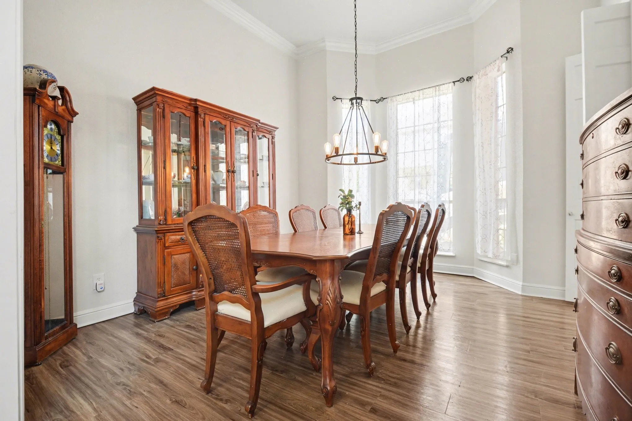 Single Family Residence For Sale in Tarrant County , 5205 Vicksburg Drive, Arlington, Texas 76017, 5 Bedroom, 4 Bathroom, 3 Garage spaces, 5,420 Sqft, built in 1990, mls#21247164, Real Estate Agent in Arlington, Homes For Sale in Tarrant county, Homes For Sale in Arlington, Realtor in Arlington Texas, Real Estate Brokerage Independent Realty Texas, Luminita Cordes Realtor