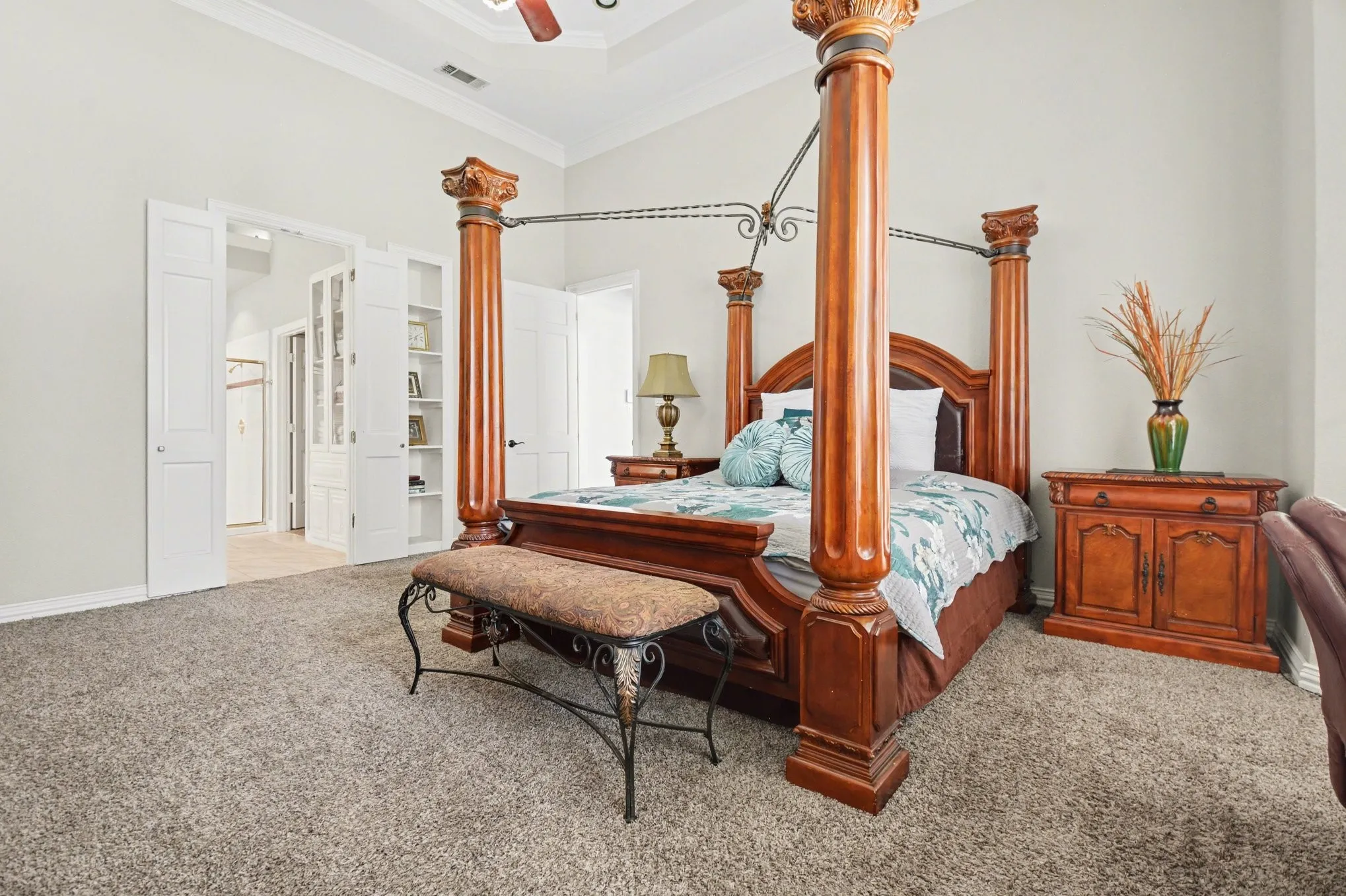 Single Family Residence For Sale in Tarrant County , 5205 Vicksburg Drive, Arlington, Texas 76017, 5 Bedroom, 4 Bathroom, 3 Garage spaces, 5,420 Sqft, built in 1990, mls#21247164, Real Estate Agent in Arlington, Homes For Sale in Tarrant county, Homes For Sale in Arlington, Realtor in Arlington Texas, Real Estate Brokerage Independent Realty Texas, Luminita Cordes Realtor