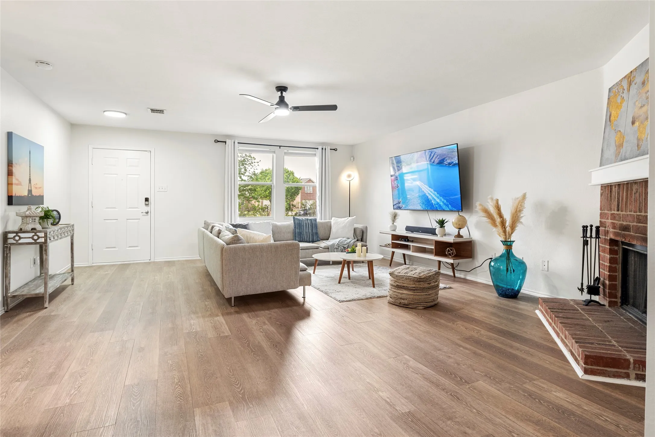 Very living spacious room.....