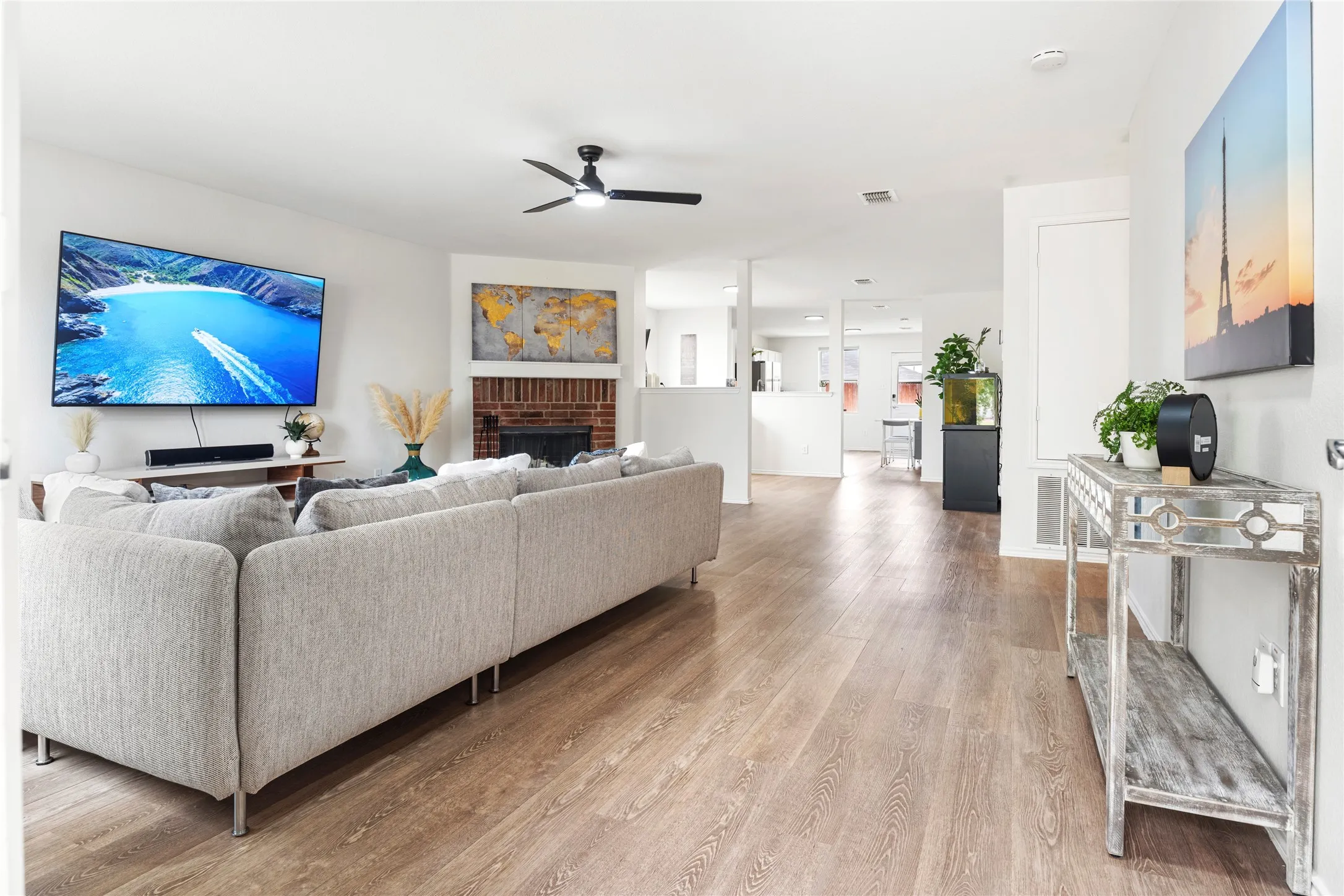 You can see through the dining room into the kitchen from the entry......great open floor plan....