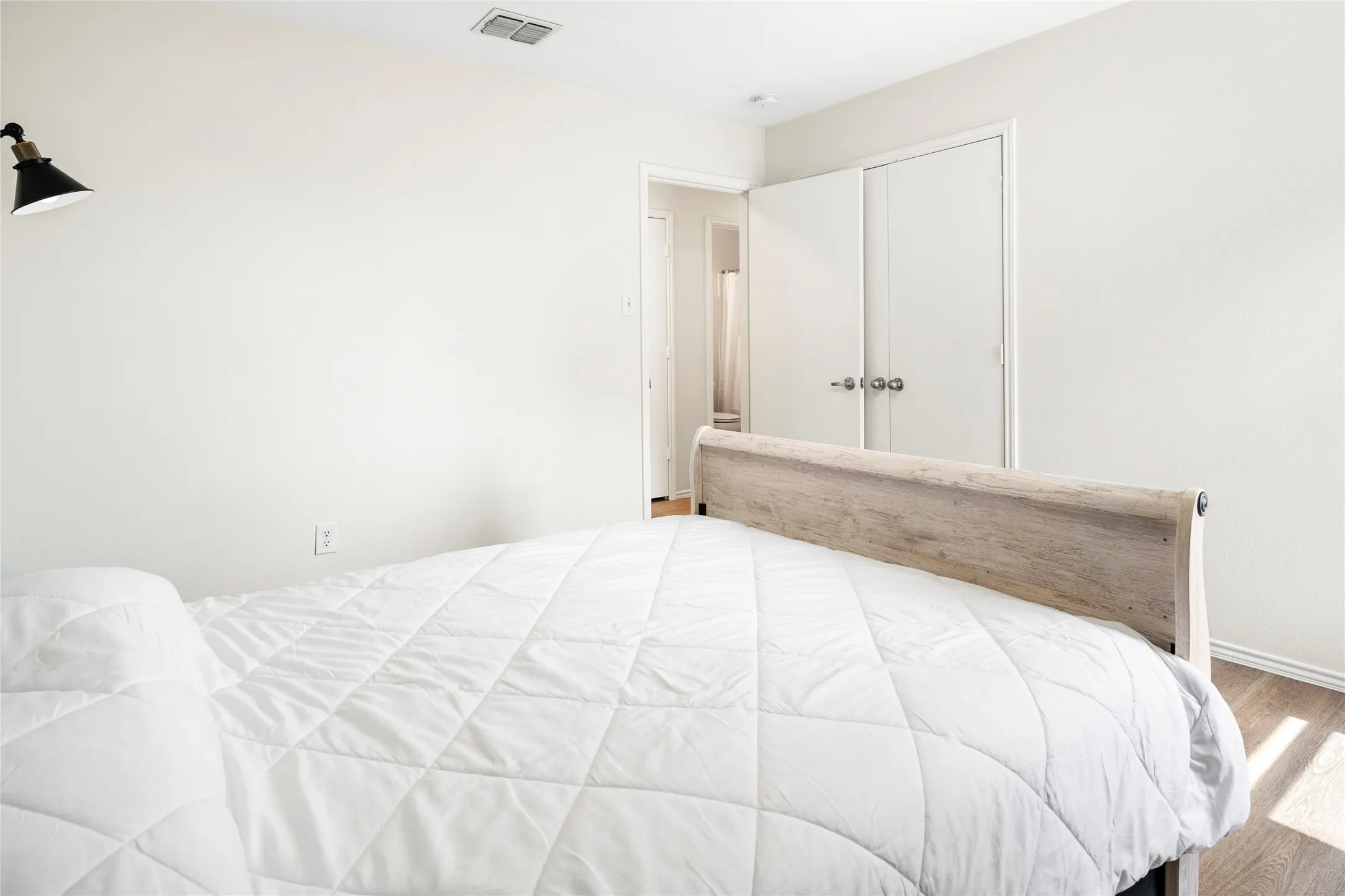 Double door closet in this 2nd bedroom....