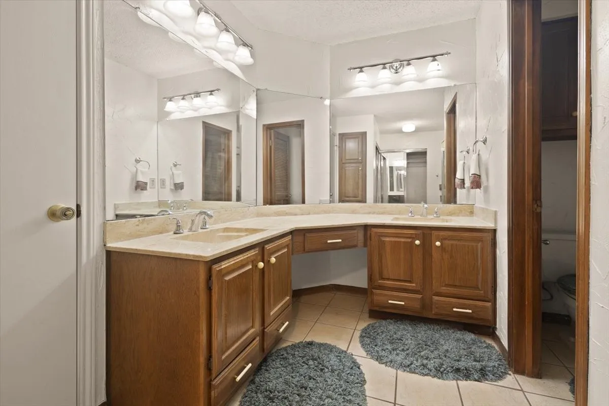 Condominium For Sale in Tarrant County , 1201 Harwell Drive 225, Arlington, Texas 76011, 2 Bedroom, 2 Bathroom, Garage spaces, 1,229 Sqft, built in 1981, Preowned, mls#21255074, Real Estate Agent in Arlington, Homes For Sale in Tarrant county, Homes For Sale in Arlington, Realtor in Arlington Texas, Real Estate Brokerage Independent Realty Texas, Luminita Cordes Realtor