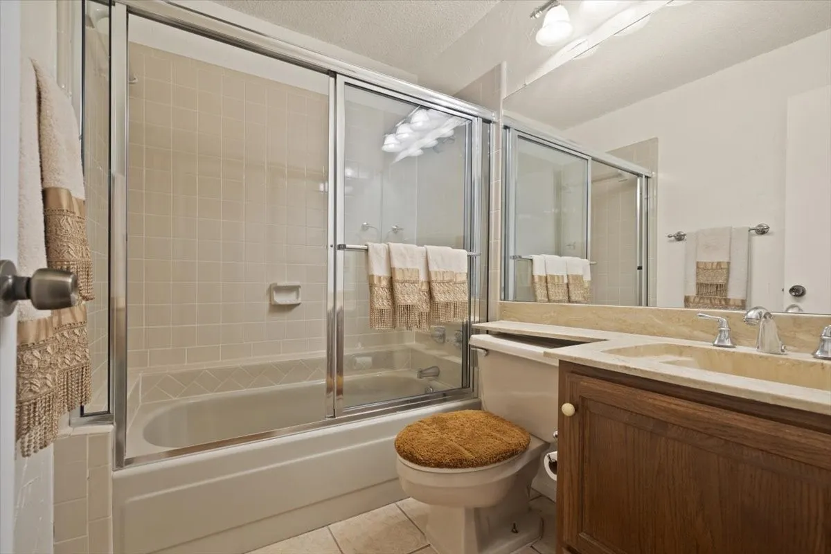 Condominium For Sale in Tarrant County , 1201 Harwell Drive 225, Arlington, Texas 76011, 2 Bedroom, 2 Bathroom, Garage spaces, 1,229 Sqft, built in 1981, Preowned, mls#21255074, Real Estate Agent in Arlington, Homes For Sale in Tarrant county, Homes For Sale in Arlington, Realtor in Arlington Texas, Real Estate Brokerage Independent Realty Texas, Luminita Cordes Realtor