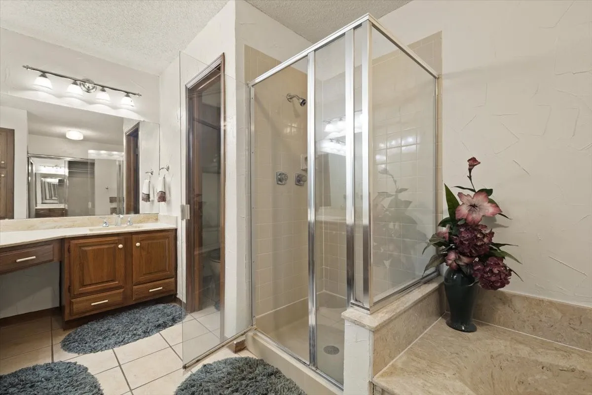 Condominium For Sale in Tarrant County , 1201 Harwell Drive 225, Arlington, Texas 76011, 2 Bedroom, 2 Bathroom, Garage spaces, 1,229 Sqft, built in 1981, Preowned, mls#21255074, Real Estate Agent in Arlington, Homes For Sale in Tarrant county, Homes For Sale in Arlington, Realtor in Arlington Texas, Real Estate Brokerage Independent Realty Texas, Luminita Cordes Realtor