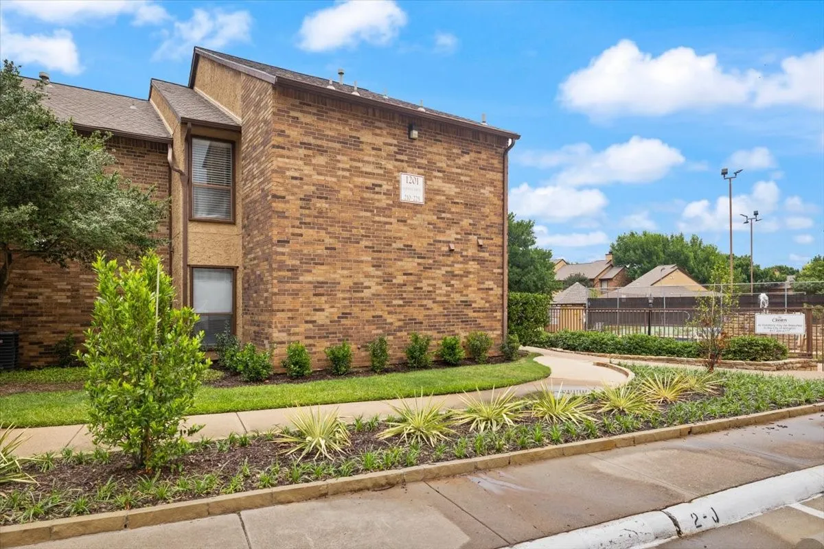 Condominium For Sale in Tarrant County , 1201 Harwell Drive 225, Arlington, Texas 76011, 2 Bedroom, 2 Bathroom, Garage spaces, 1,229 Sqft, built in 1981, Preowned, mls#21255074, Real Estate Agent in Arlington, Homes For Sale in Tarrant county, Homes For Sale in Arlington, Realtor in Arlington Texas, Real Estate Brokerage Independent Realty Texas, Luminita Cordes Realtor
