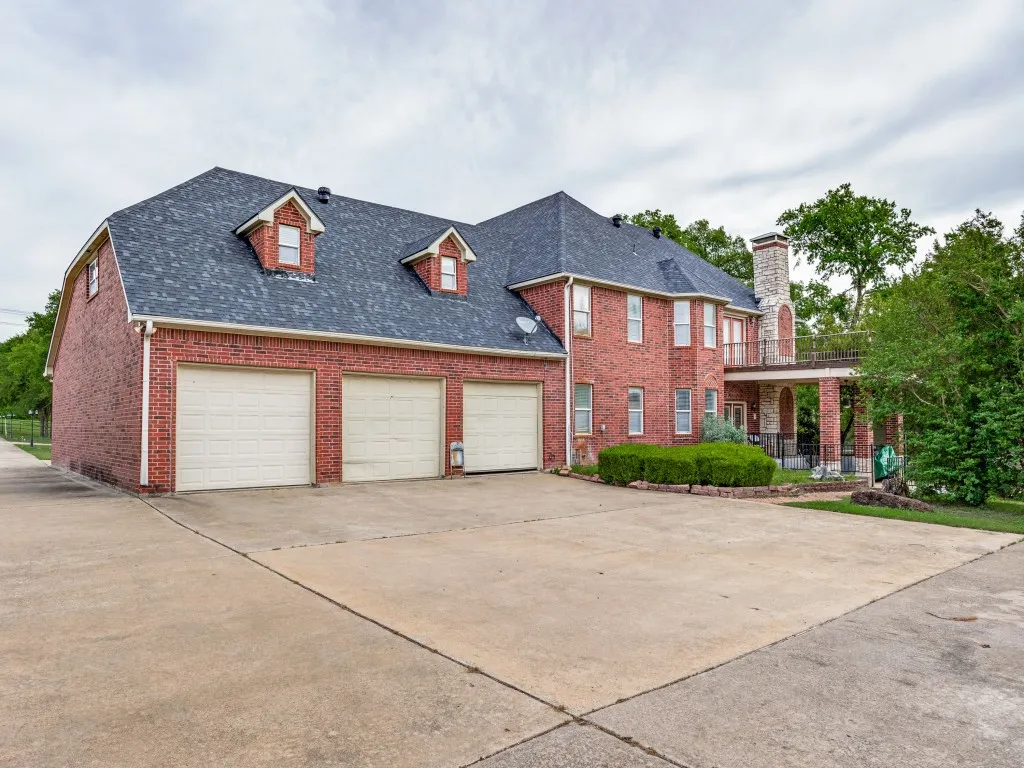 Single Family Residence For Sale in Grayson County , 12900 Fm 121 W, Van Alstyne, Texas 75495, 6 Bedrooms, 4 Bathrooms, 10 Garage spaces, 8,454 Sqft, built in 2000, Price $1,599,900, mls#21251461, Real Estate Agent in Van Alstyne, Homes For Sale in Grayson county, Homes For Sale in Van Alstyne, Realtor in Van Alstyne Texas, Real Estate Brokerage Independent Realty Texas, Luminita Cordes Realtor
