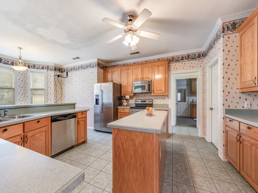 Single Family Residence For Sale in Grayson County , 12900 Fm 121 W, Van Alstyne, Texas 75495, 6 Bedrooms, 4 Bathrooms, 10 Garage spaces, 8,454 Sqft, built in 2000, Price $1,599,900, mls#21251461, Real Estate Agent in Van Alstyne, Homes For Sale in Grayson county, Homes For Sale in Van Alstyne, Realtor in Van Alstyne Texas, Real Estate Brokerage Independent Realty Texas, Luminita Cordes Realtor