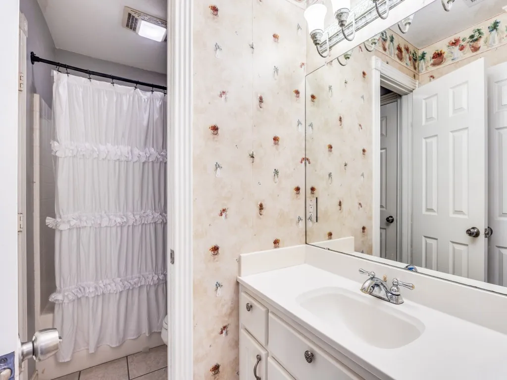 Single Family Residence For Sale in Grayson County , 12900 Fm 121 W, Van Alstyne, Texas 75495, 6 Bedrooms, 4 Bathrooms, 10 Garage spaces, 8,454 Sqft, built in 2000, Price $1,599,900, mls#21251461, Real Estate Agent in Van Alstyne, Homes For Sale in Grayson county, Homes For Sale in Van Alstyne, Realtor in Van Alstyne Texas, Real Estate Brokerage Independent Realty Texas, Luminita Cordes Realtor