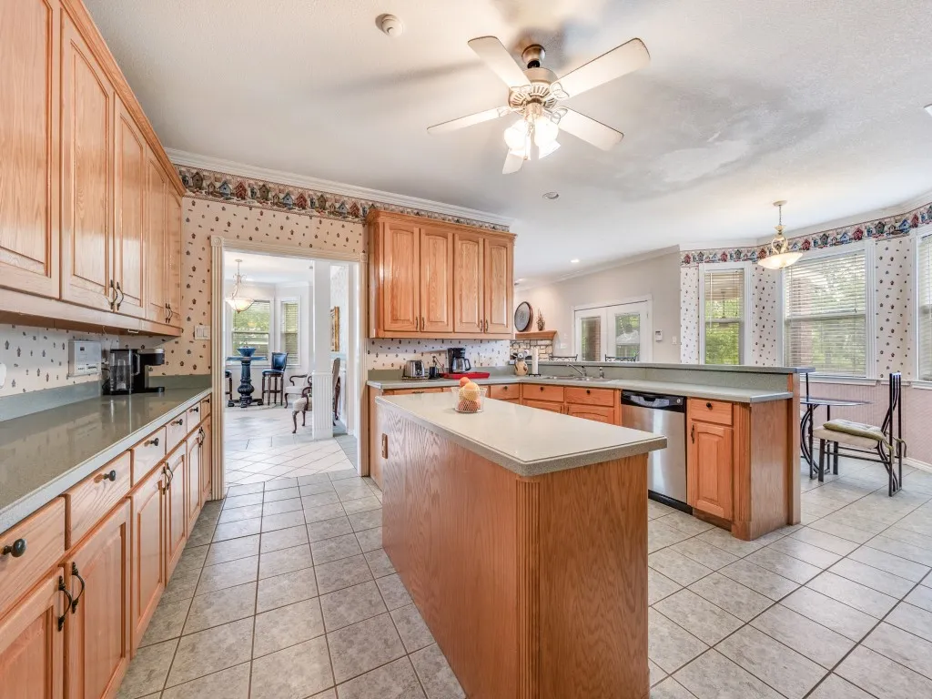 Single Family Residence For Sale in Grayson County , 12900 Fm 121 W, Van Alstyne, Texas 75495, 6 Bedrooms, 4 Bathrooms, 10 Garage spaces, 8,454 Sqft, built in 2000, Price $1,599,900, mls#21251461, Real Estate Agent in Van Alstyne, Homes For Sale in Grayson county, Homes For Sale in Van Alstyne, Realtor in Van Alstyne Texas, Real Estate Brokerage Independent Realty Texas, Luminita Cordes Realtor